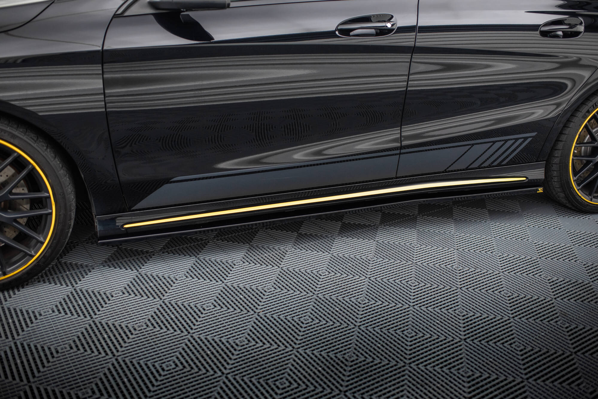 Maxton Design Street+ Seitenschweller Leisten passend für Mercedes-AMG CLA 45 C117 Facelift schwarz Hochglanz