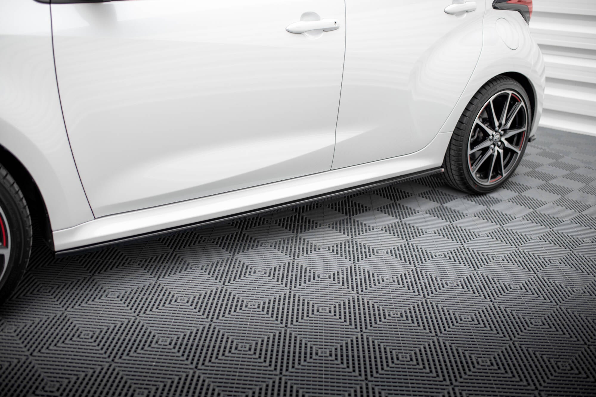 Maxton Design Street+ Seitenschweller Leisten V.2 passend für Toyota Yaris Mk4 schwarz Hochglanz