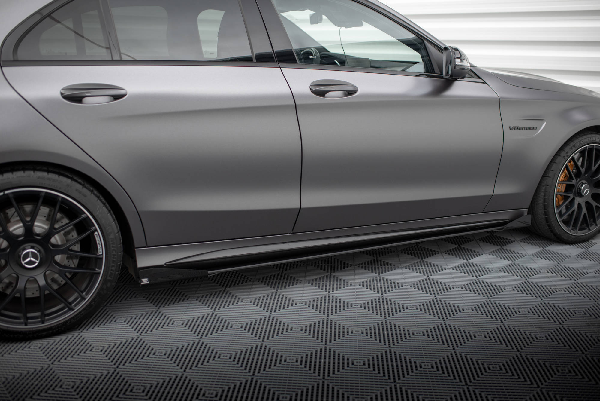 Maxton Design Street Pro Street+ Seitenschweller Leisten + Flaps passend für Mercedes-AMG C63 Limousine / Kombi W205 Facelift schwarz Hochglanz