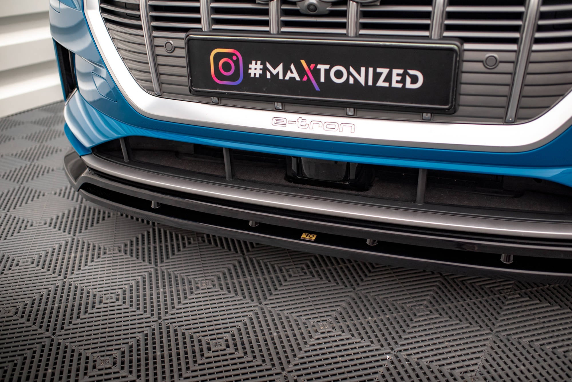 Maxton Design Street+ Spoilerlippe Front Ansatz V.2 passend für Audi e-tron schwarz Hochglanz