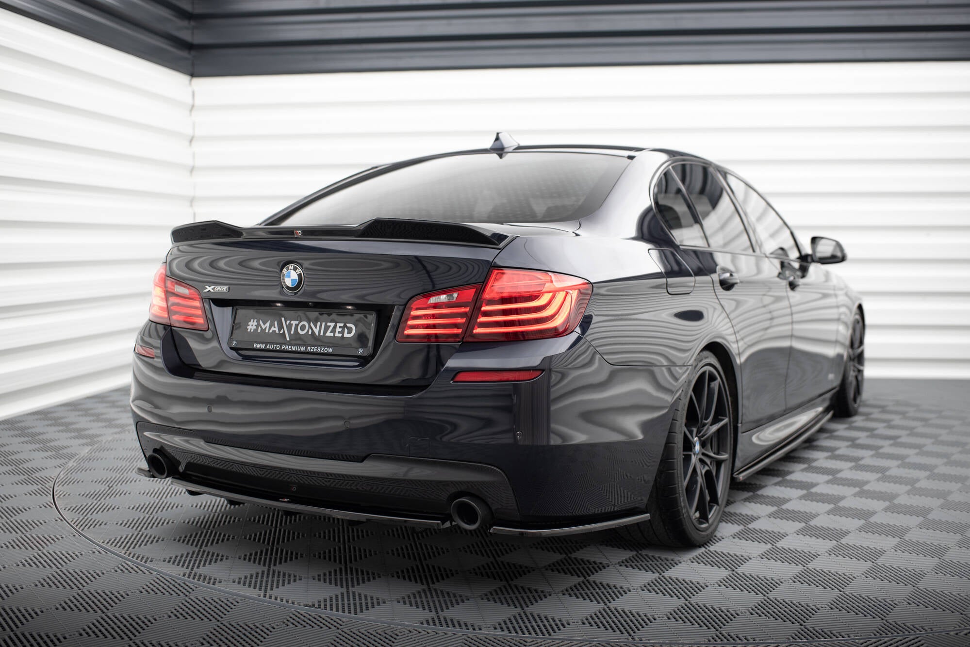 Maxton Design Heck Ansatz Flaps Diffusor passend für L + R BMW 5er M-Paket Limousine /Touring F10/F11 (mit zwei Einzel Endstücken) schwarz Hochglanz