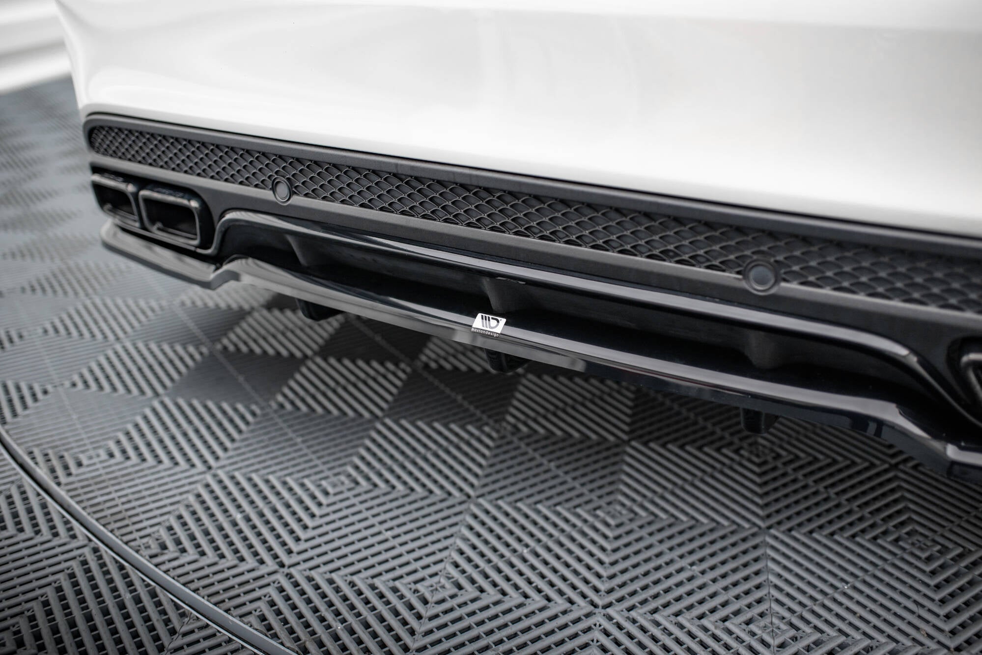 Maxton Design Street+ Mittlerer Diffusor RACE passend für Mercedes-AMG C63 Limousine / Kombi W205 / S205 schwarz Hochglanz