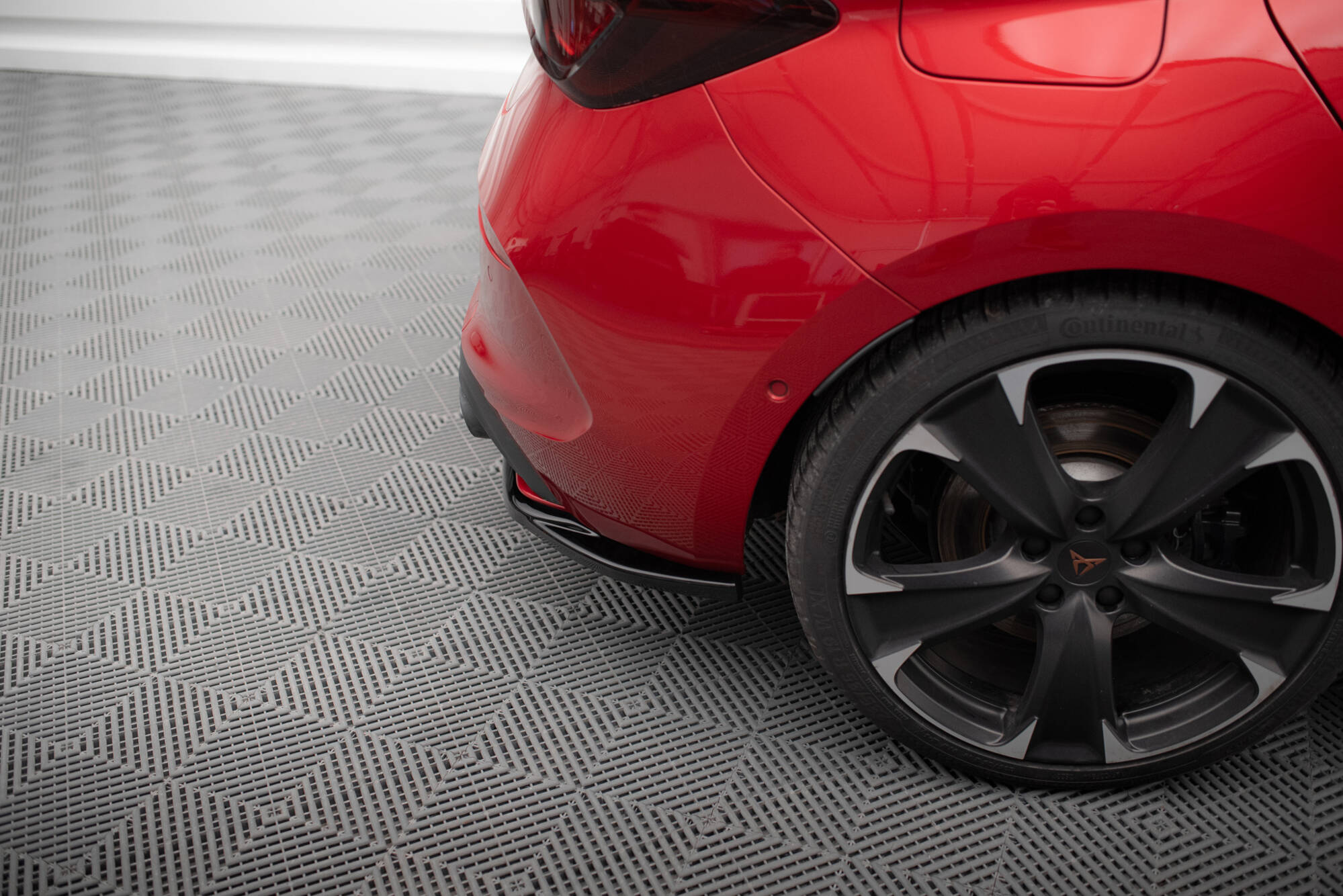 Maxton Design Heck Ansatz Flaps Diffusor V.1 passend für Cupra Leon Hatchback Mk1 schwarz Hochglanz