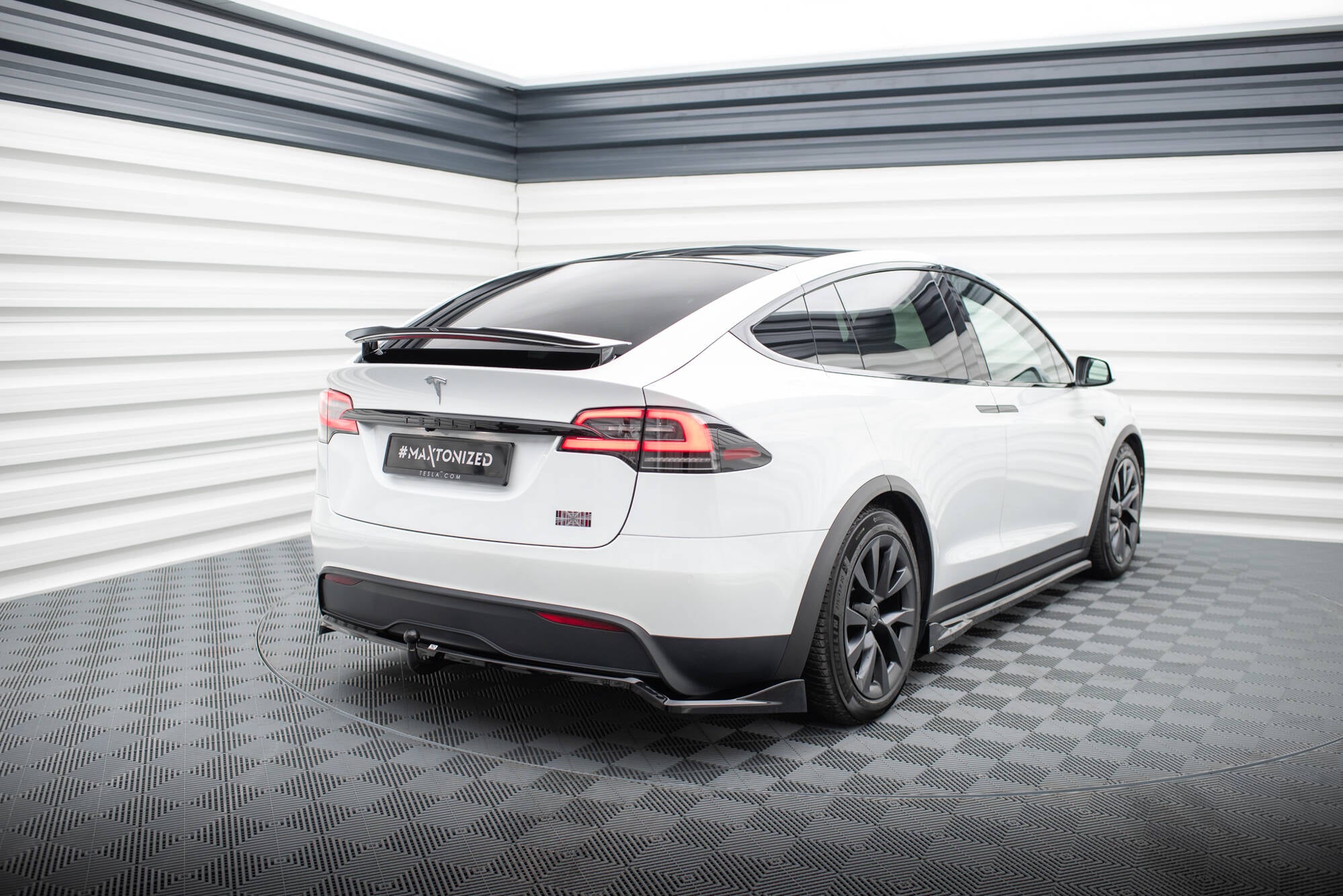 Maxton Design Street+ Mittlerer Diffusor RACE passend für Tesla Model X Mk1 Facelift schwarz Hochglanz