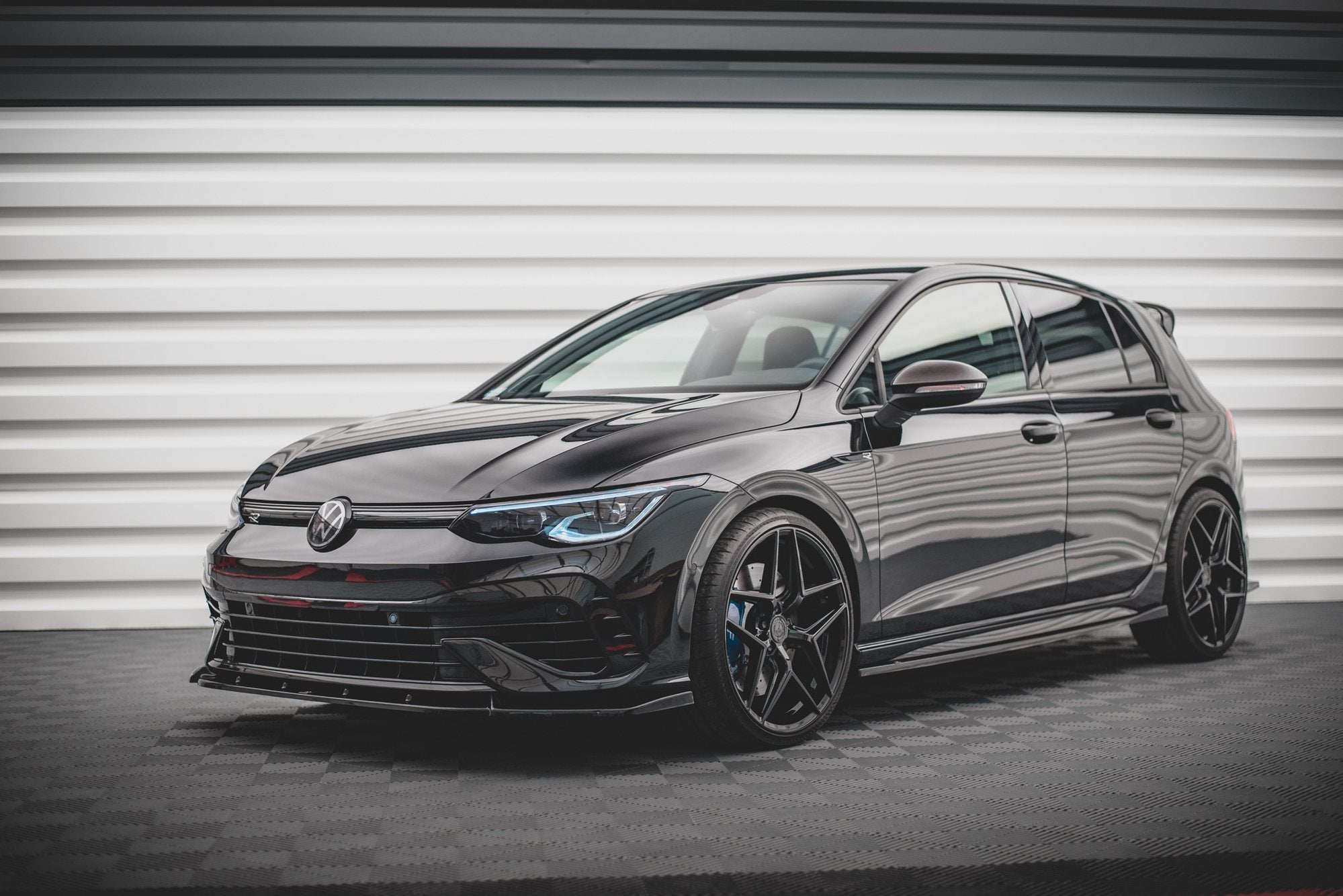 Maxton Design Street+ Seitenschweller Leisten V.2 passend für VW Golf R Hatchback Mk8 Facelift schwarz Hochglanz