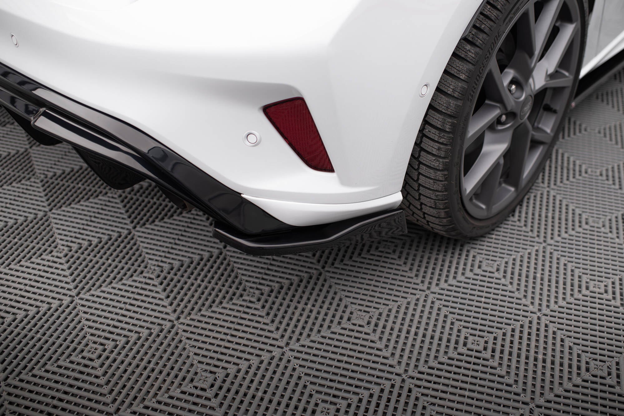 Maxton Design Heck Ansatz Flaps Diffusor V.3 passend für (Für heckansatz V.3) Ford Focus Hatchback ST Mk4 schwarz Hochglanz