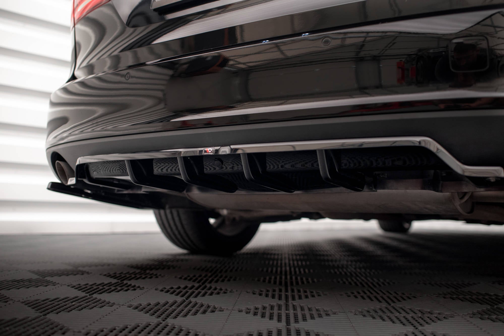 Maxton Design Street+ Mittlerer Diffusor RACE V.2 passend für Volvo V90 Mk2 schwarz Hochglanz