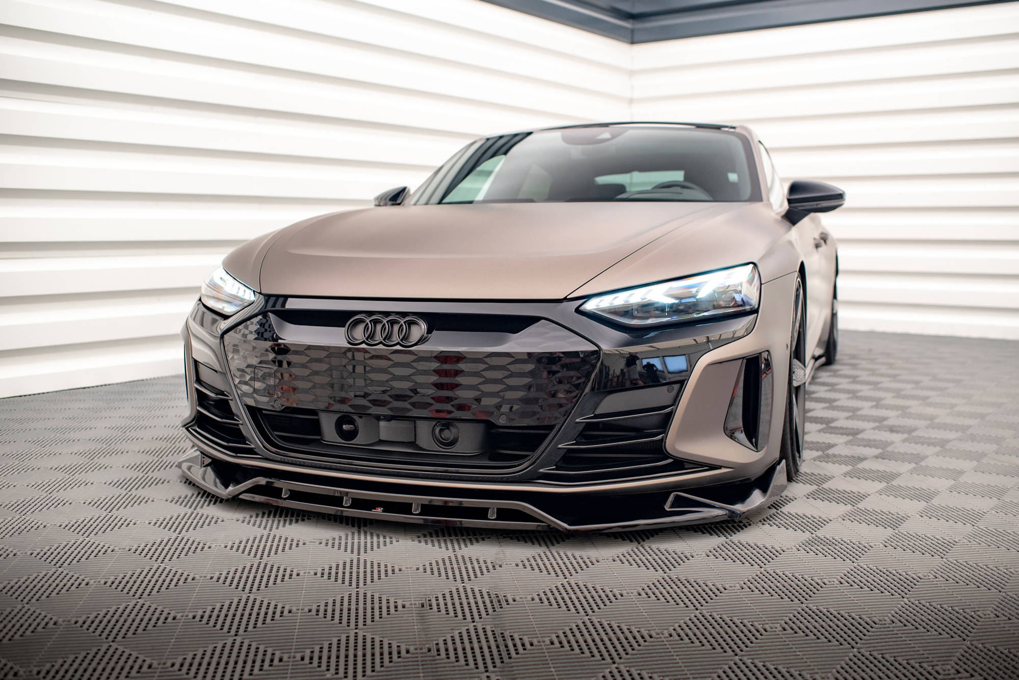 Maxton Design Street+ Spoilerlippe Front Ansatz V.2 passend für Audi e-Tron GT / RS GT Mk1 schwarz Hochglanz