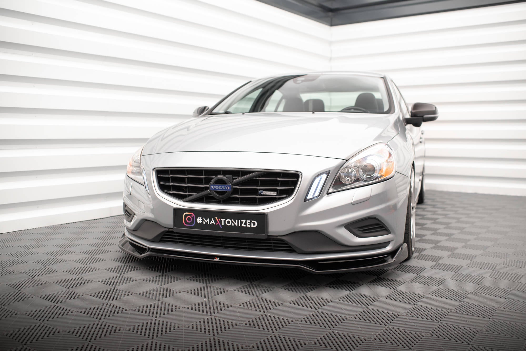 Maxton Design Street+ Spoilerlippe Front Ansatz V.2 passend für Volvo S60 R-Design Mk2 schwarz Hochglanz