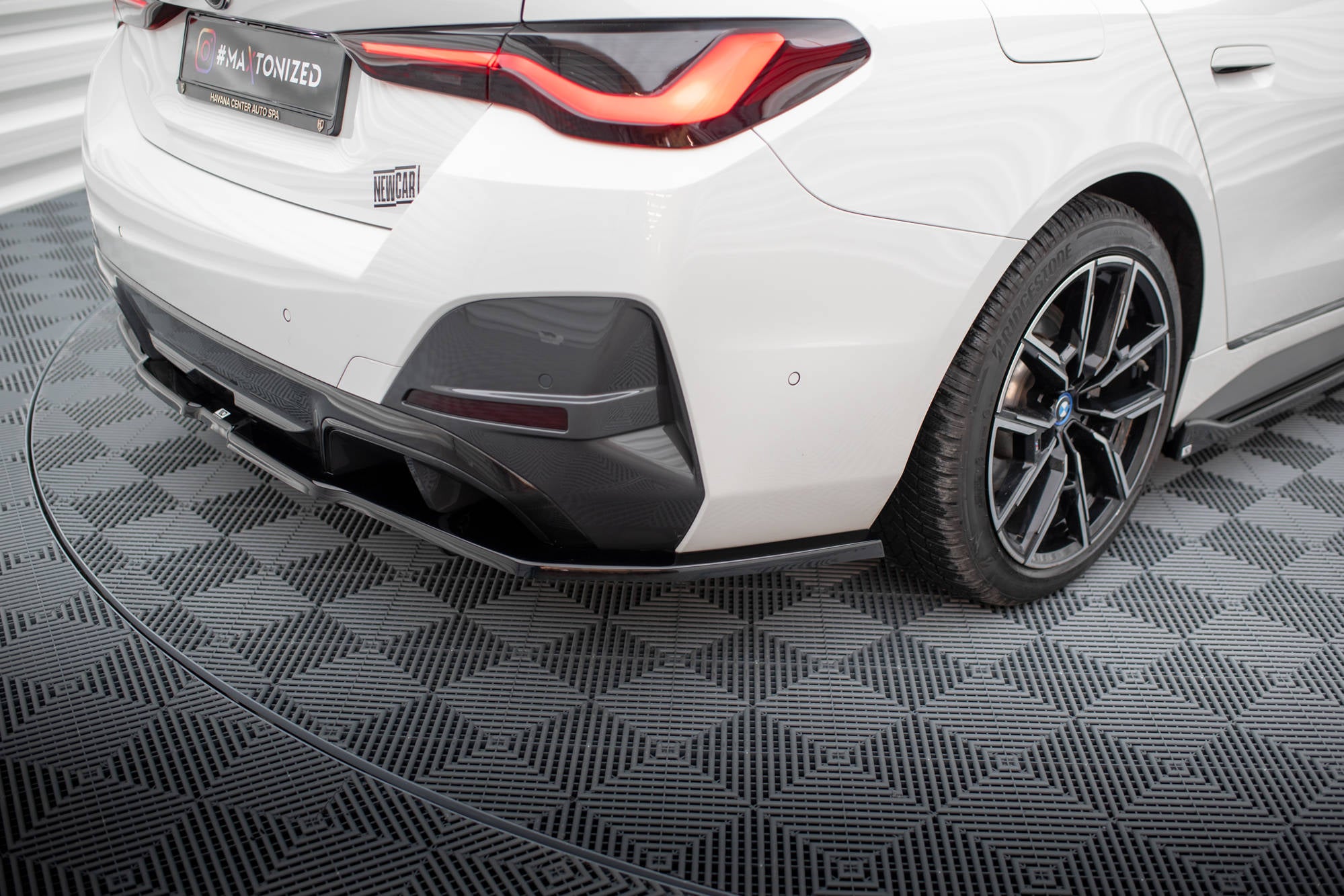Maxton Design Street+ Mittlerer Diffusor RACE passend für V.1 BMW i4 M-Paket G26 schwarz Hochglanz