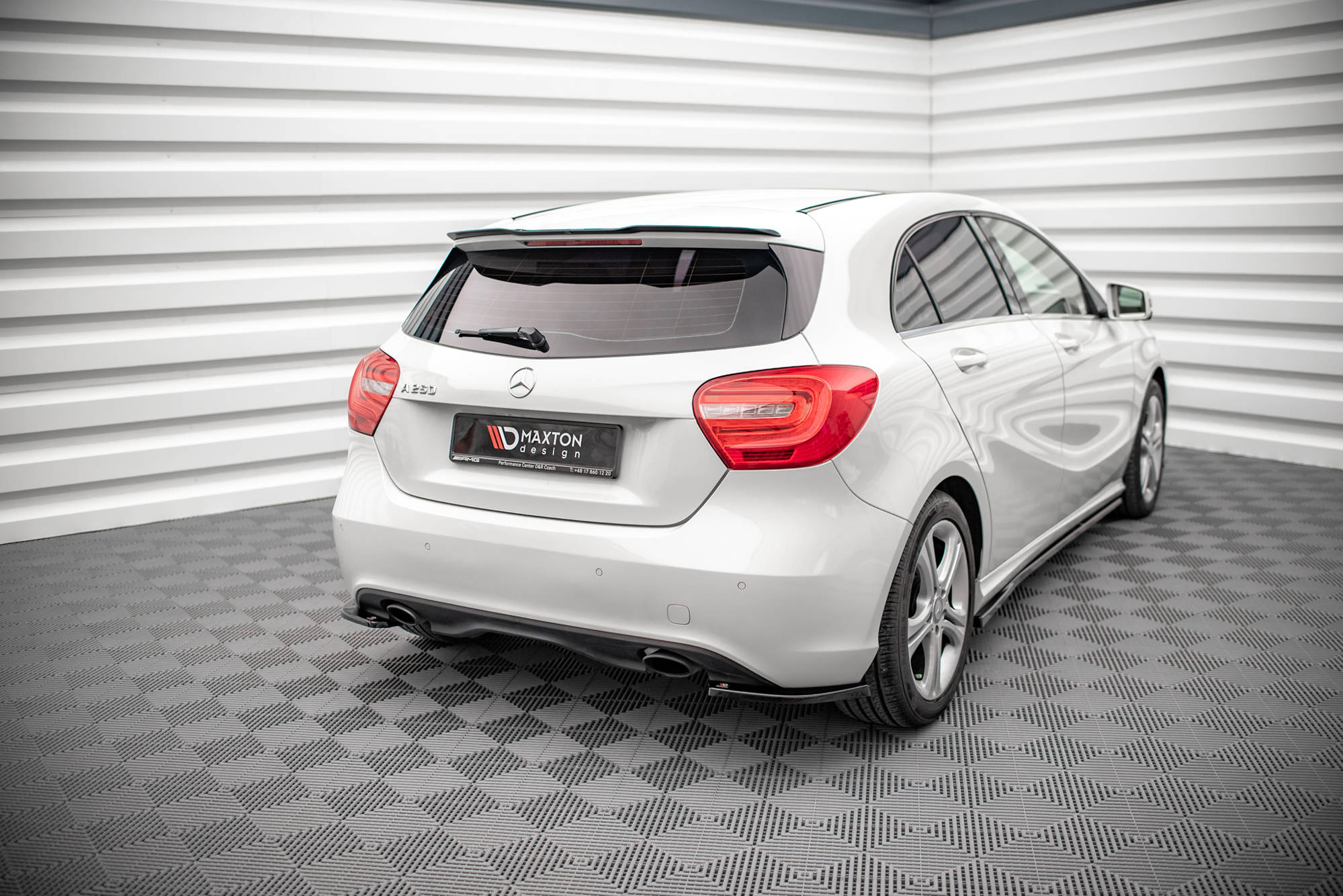 Maxton Design Heck Ansatz Flaps Diffusor V.2 passend für Mercedes-Benz A W176 schwarz Hochglanz