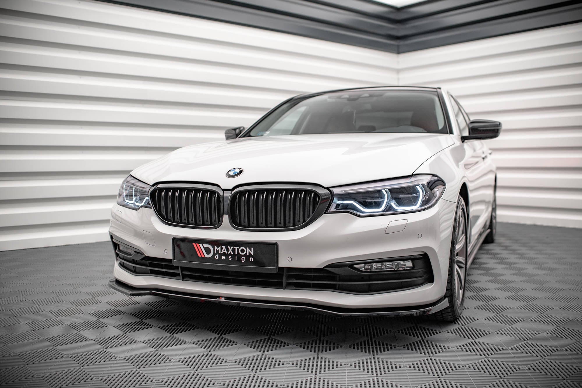 Maxton Design Street+ Spoilerlippe Front Ansatz V.1 passend für BMW 5er G30 / G31 schwarz Hochglanz