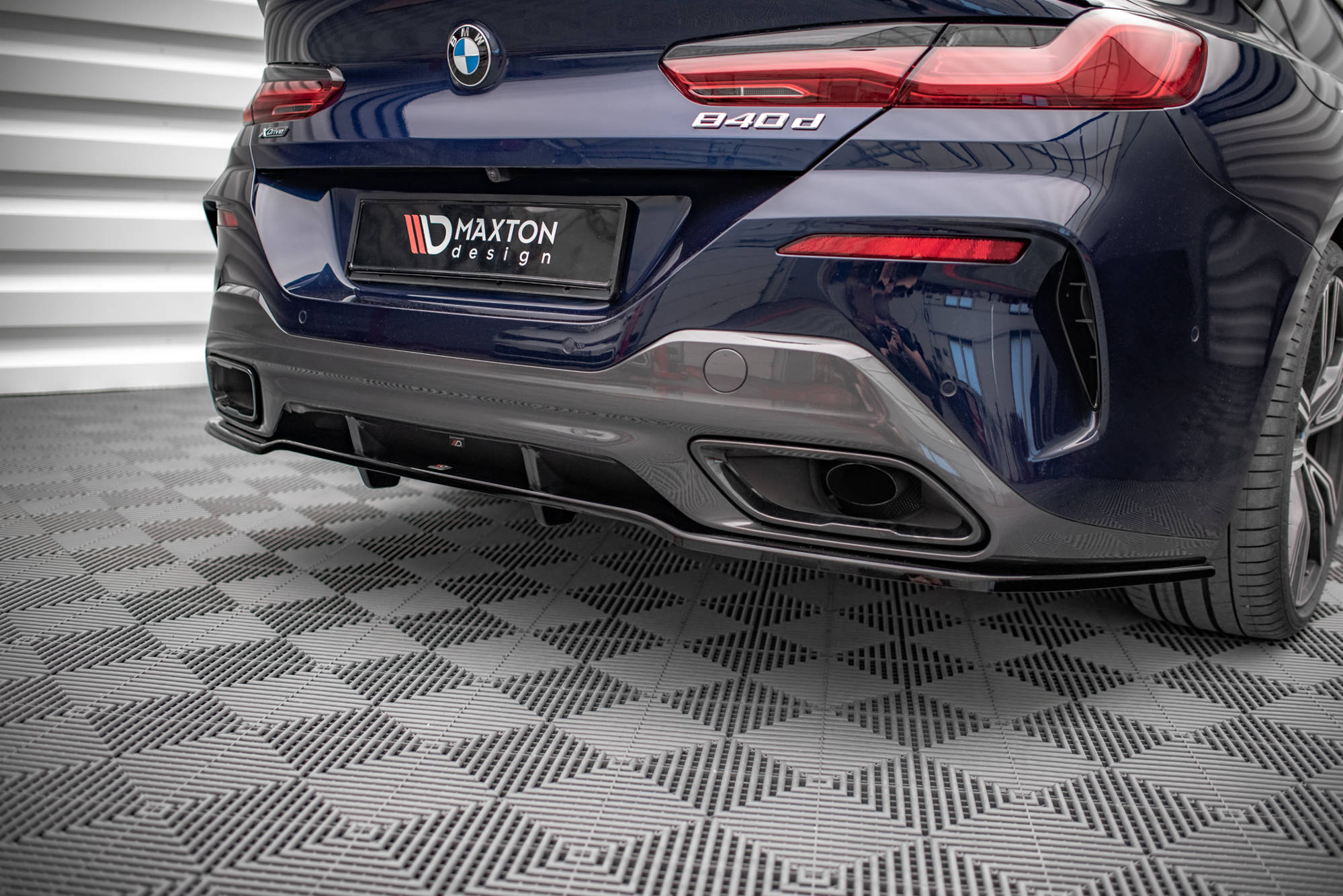 Maxton Design Street+ Mittlerer Diffusor RACE passend für BMW 8 Gran Coupe M-Paket G16 schwarz Hochglanz