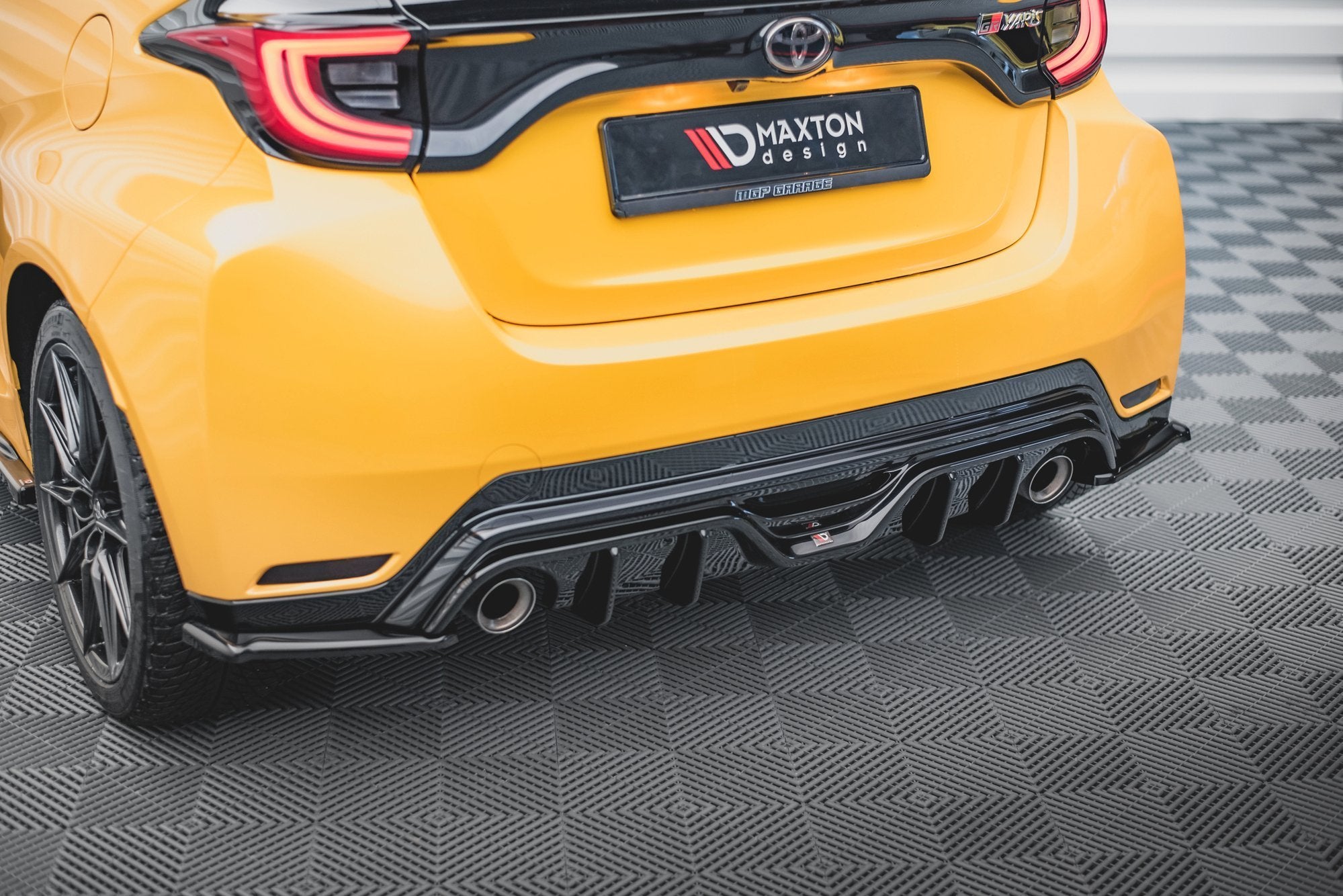 Maxton Design Heck Ansatz Flaps Diffusor V.3 passend für Toyota GR Yaris Mk4 schwarz Hochglanz
