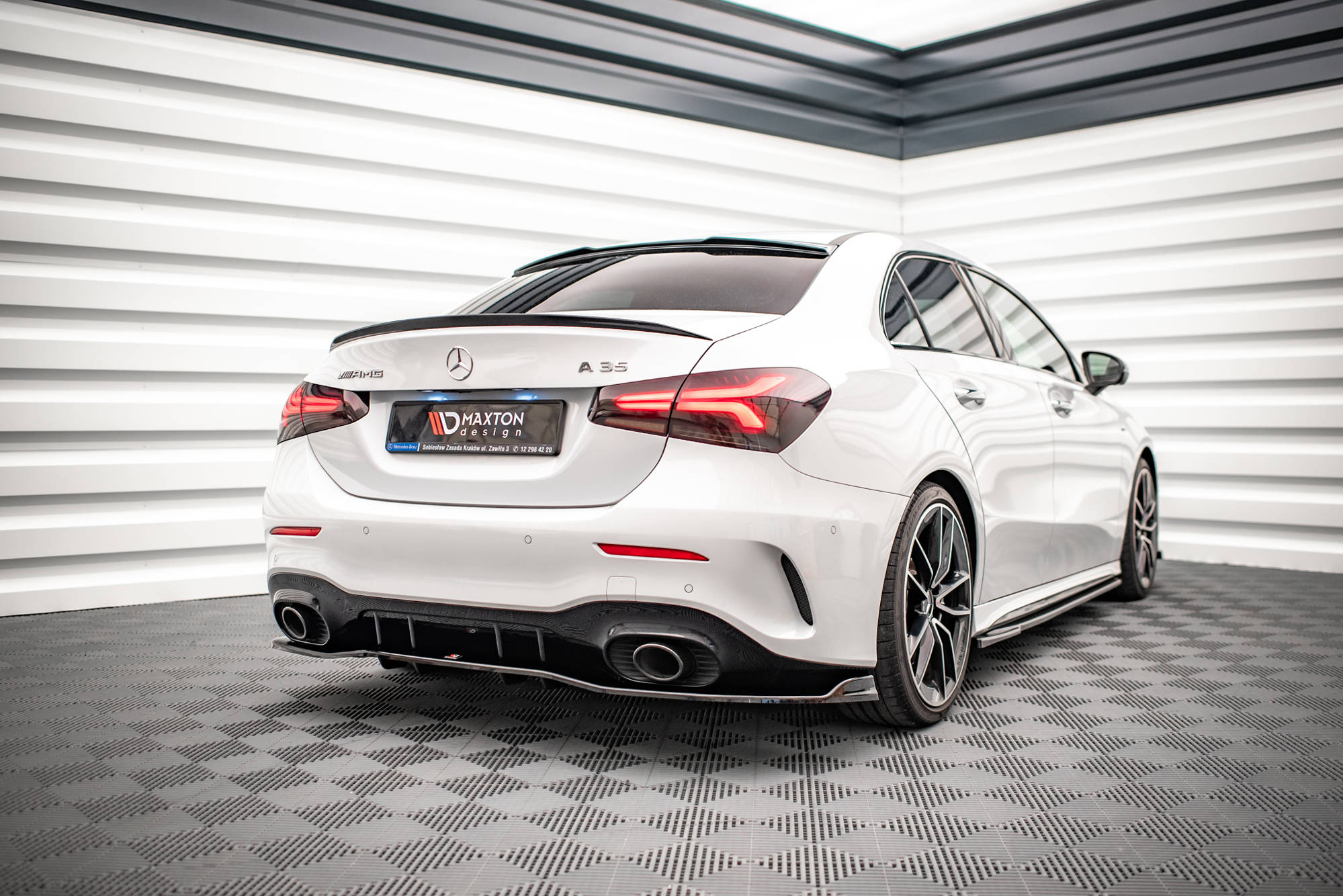 Maxton Design Street+ Mittlerer Diffusor RACE V.2 passend für Mercedes A 35 AMG Limousine V177 schwarz Hochglanz