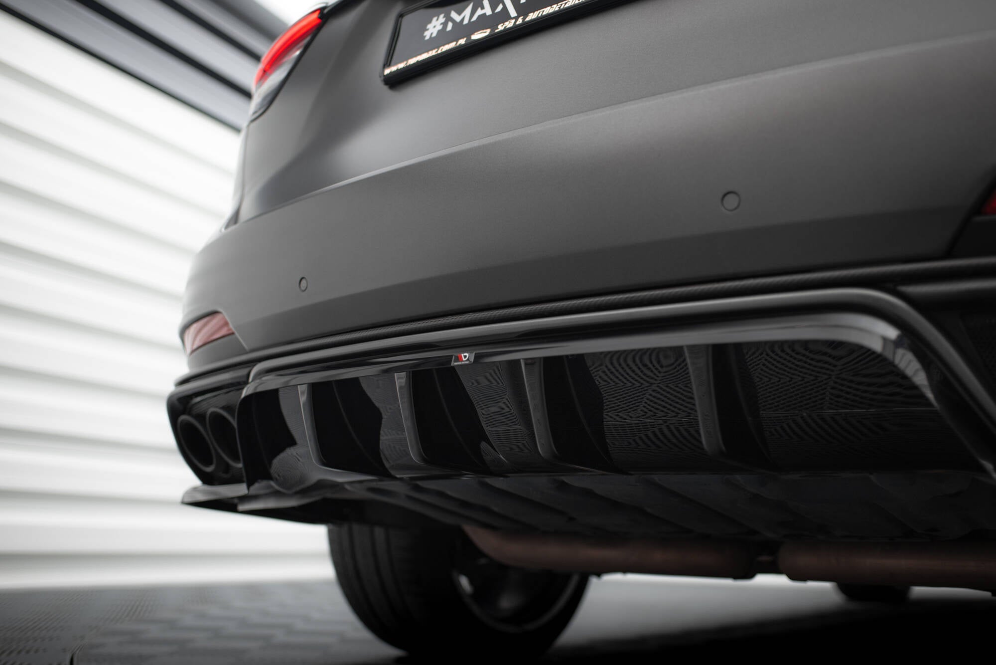 Maxton Design Street+ Mittlerer Diffusor RACE passend für Maserati Levante Trofeo Mk1 schwarz Hochglanz