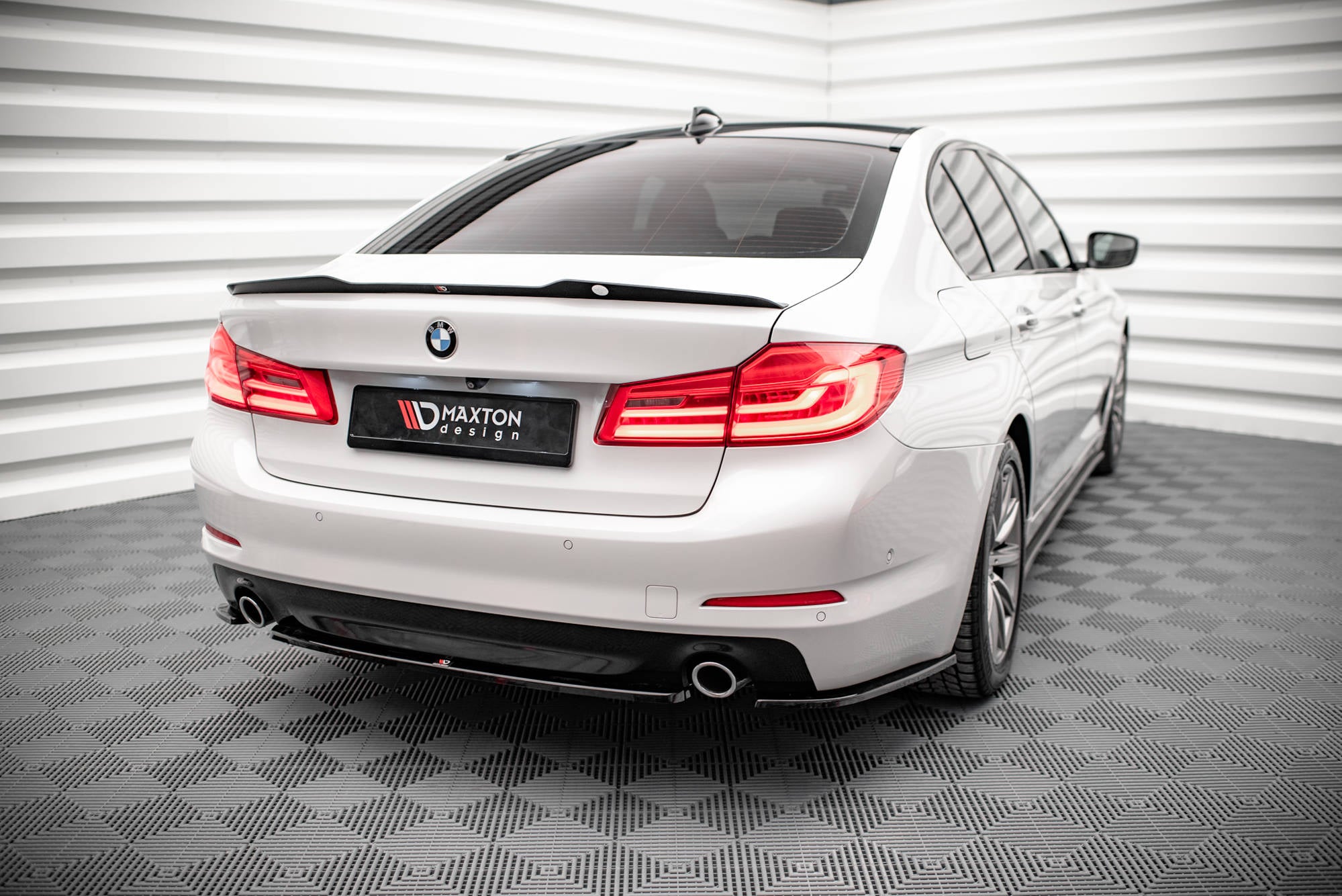 Maxton Design Heck Ansatz Flaps Diffusor passend für BMW 5er G30 / G31 schwarz Hochglanz
