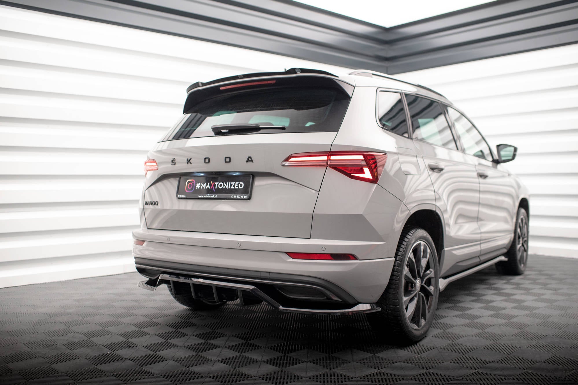 Maxton Design Spoiler CAP passend für Skoda Karoq Sportline Mk1 Facelift schwarz Hochglanz