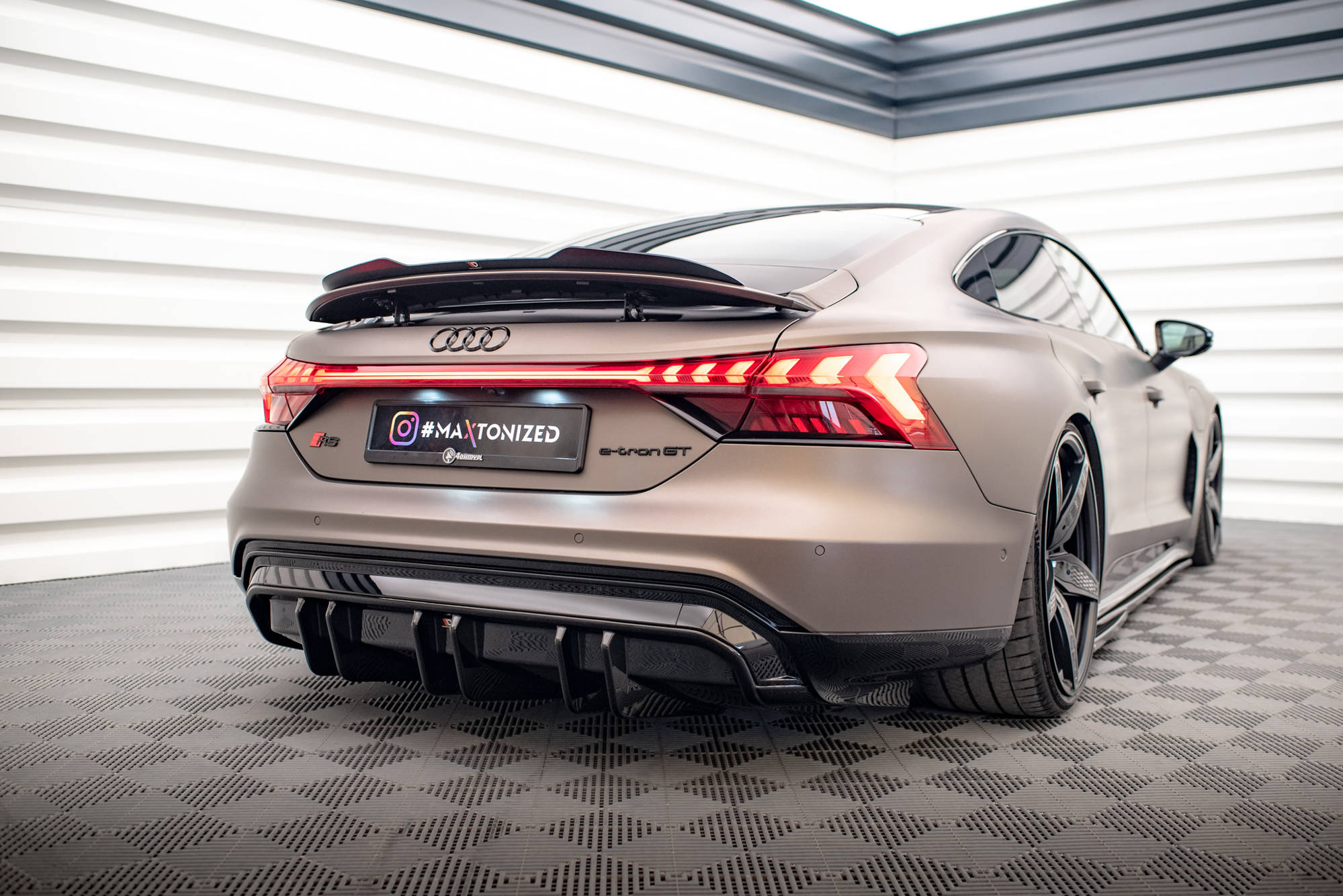 Maxton Design Diffusor Heck Ansatz passend für Audi e-Tron GT / RS GT Mk1 schwarz Hochglanz