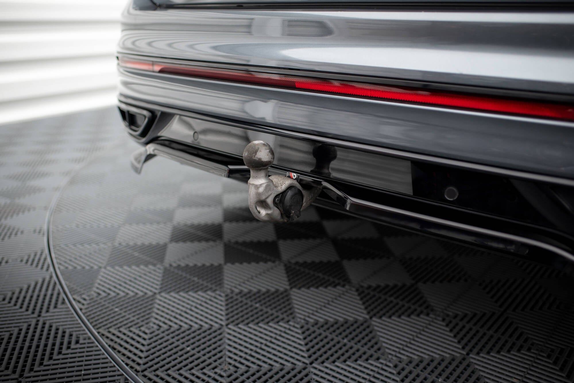 Maxton Design Street+ Mittlerer Diffusor RACE passend für VW Tiguan Allspace R-Line Mk2 Facelift schwarz Hochglanz