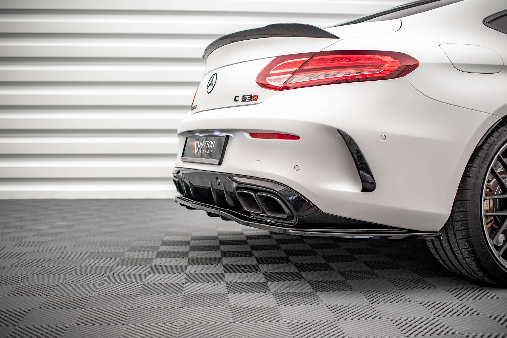 Maxton Design Street+ Mittlerer Diffusor RACE passend für Mercedes-AMG C 63 AMG Coupe AMG Aero Pack C205 Facelift schwarz Hochglanz