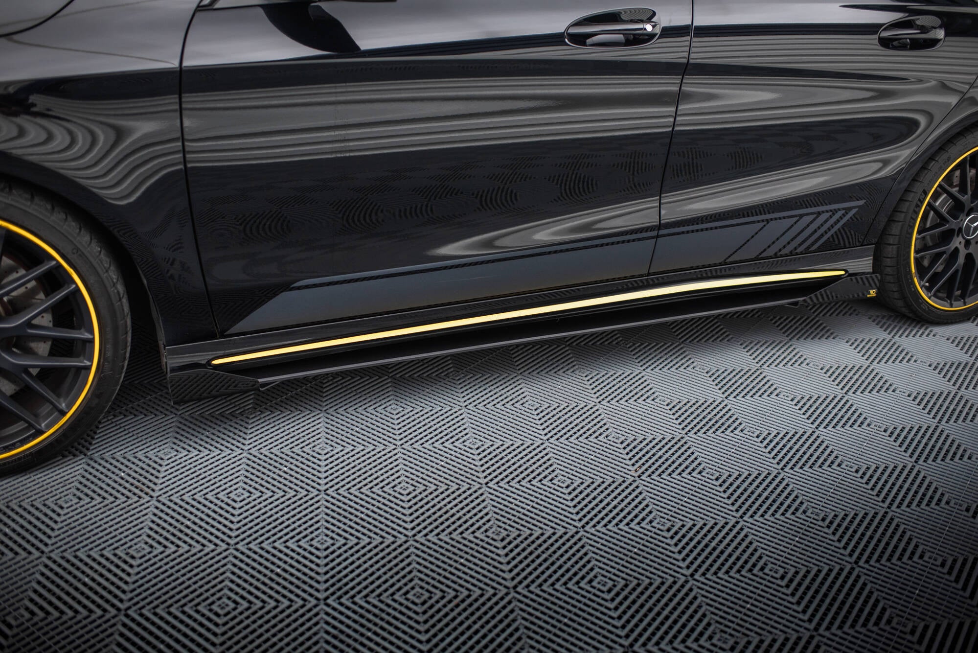 Maxton Design Street Pro Street+ Seitenschweller Leisten + Flaps passend für Mercedes-AMG CLA 45 C117 Facelift schwarz Hochglanz