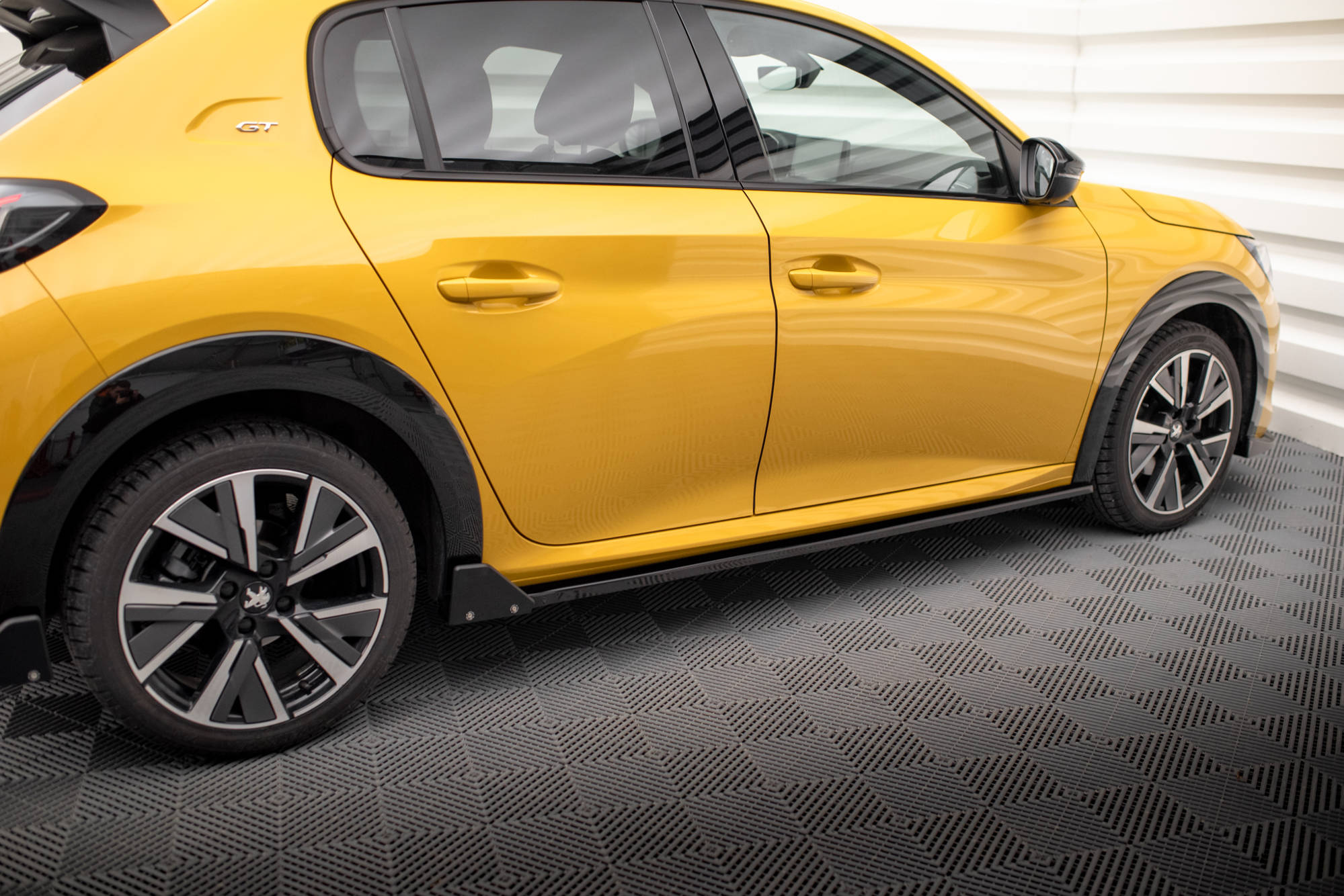Maxton Design Street+ Seitenschweller Leisten + Flaps passend für Peugeot 208 GT Mk2