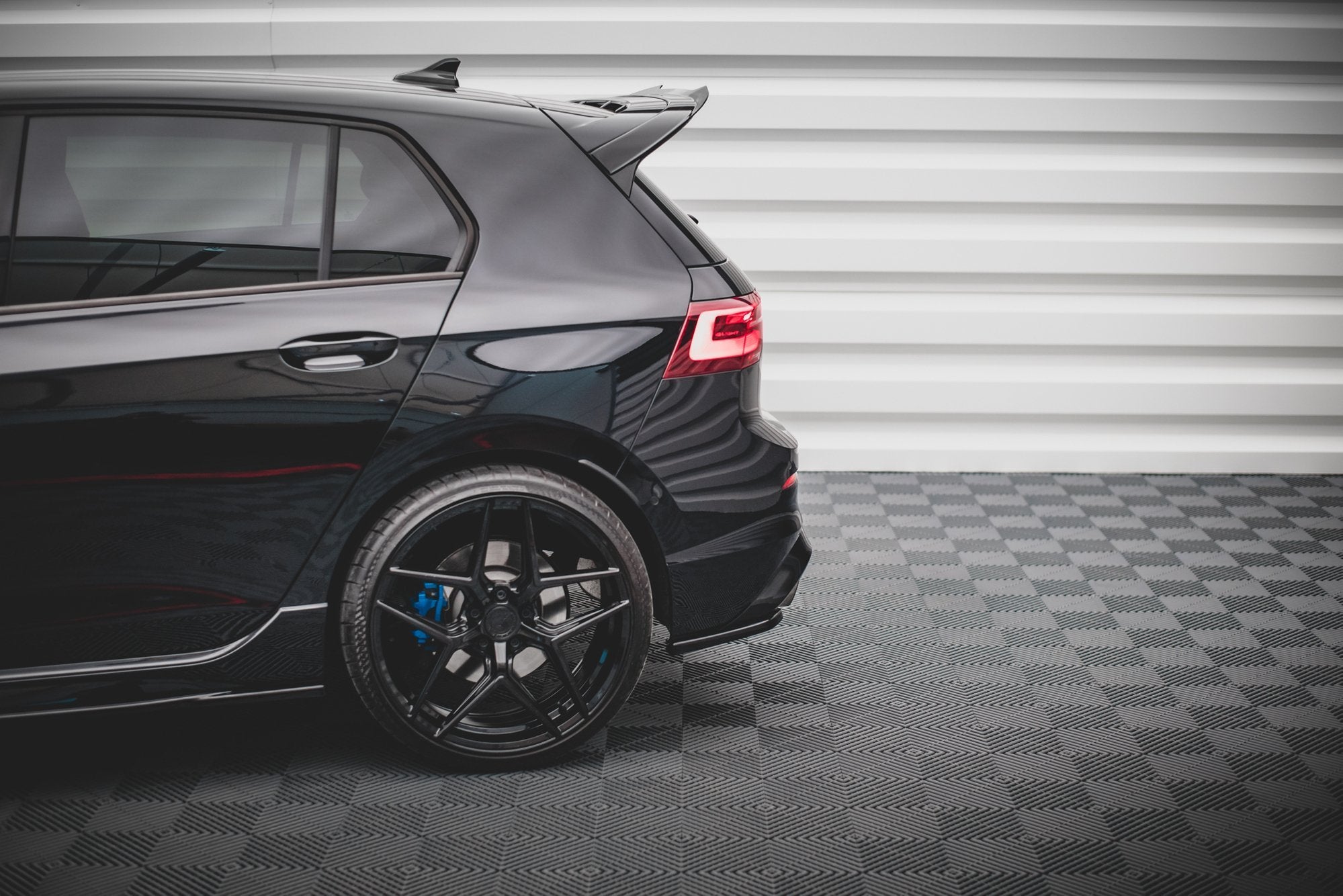 Maxton Design Heck Ansatz Flaps Diffusor V.1 passend für VW Golf R Hatchback Mk8 Facelift schwarz Hochglanz
