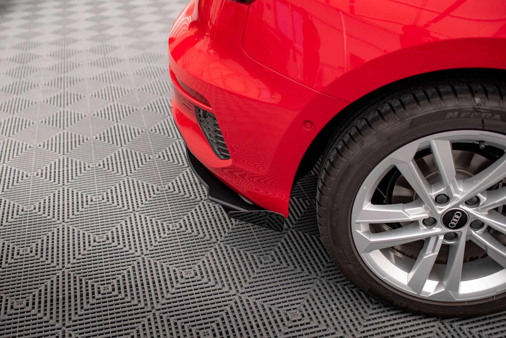 Maxton Design Hintere Seiten Flaps passend für Audi A3 Sportback 8Y schwarz Hochglanz