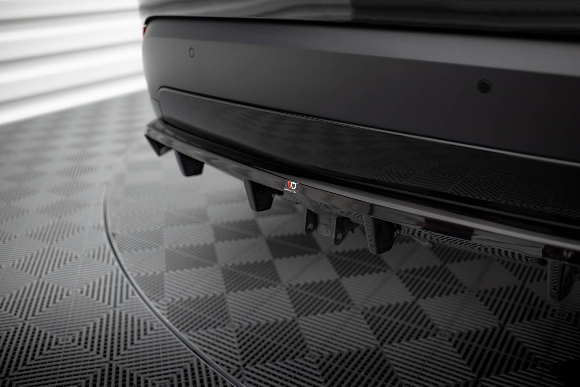 Maxton Design Street+ Mittlerer Diffusor RACE passend für Land Rover Discovery HSE Mk5 schwarz Hochglanz