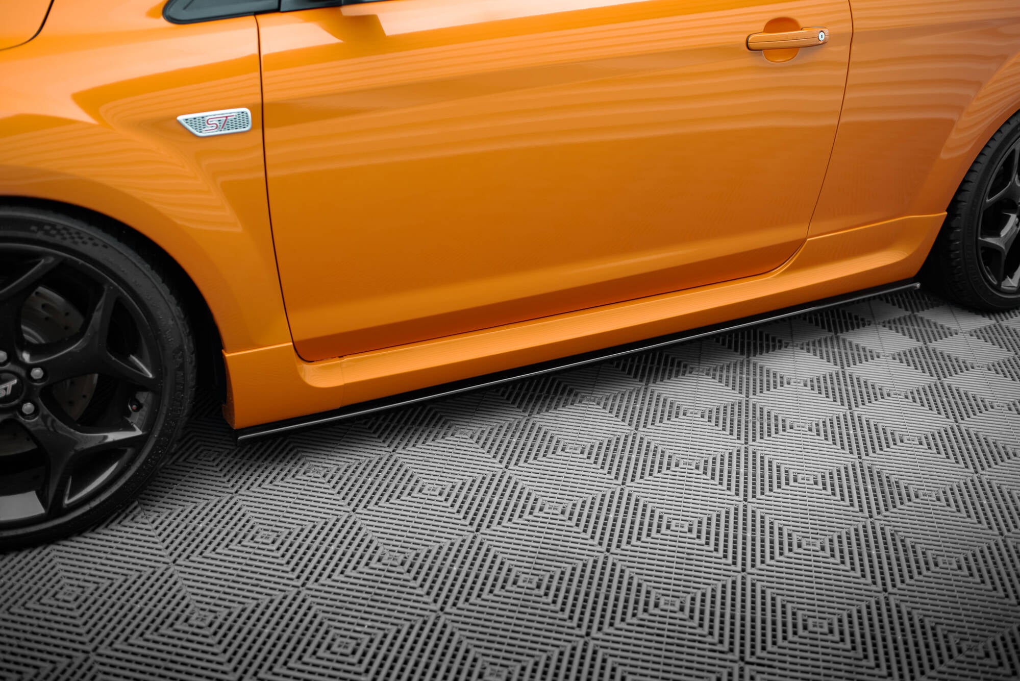 Maxton Design Street+ Seitenschweller Leisten passend für Ford Focus ST Mk2 FL schwarz Hochglanz