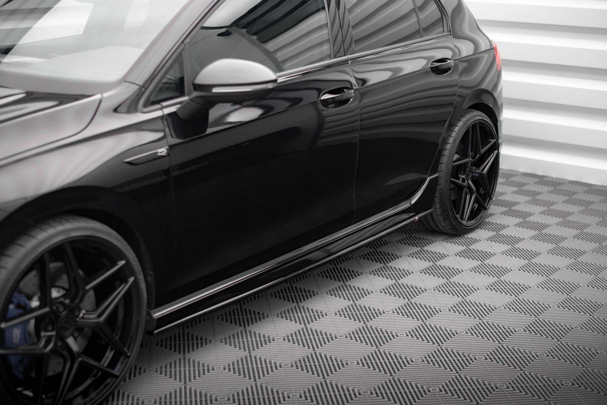 Maxton Design Street+ Seitenschweller Leisten passend für V.3 passend für VW Golf R Hatchback Mk8 Facelift schwarz Hochglanz
