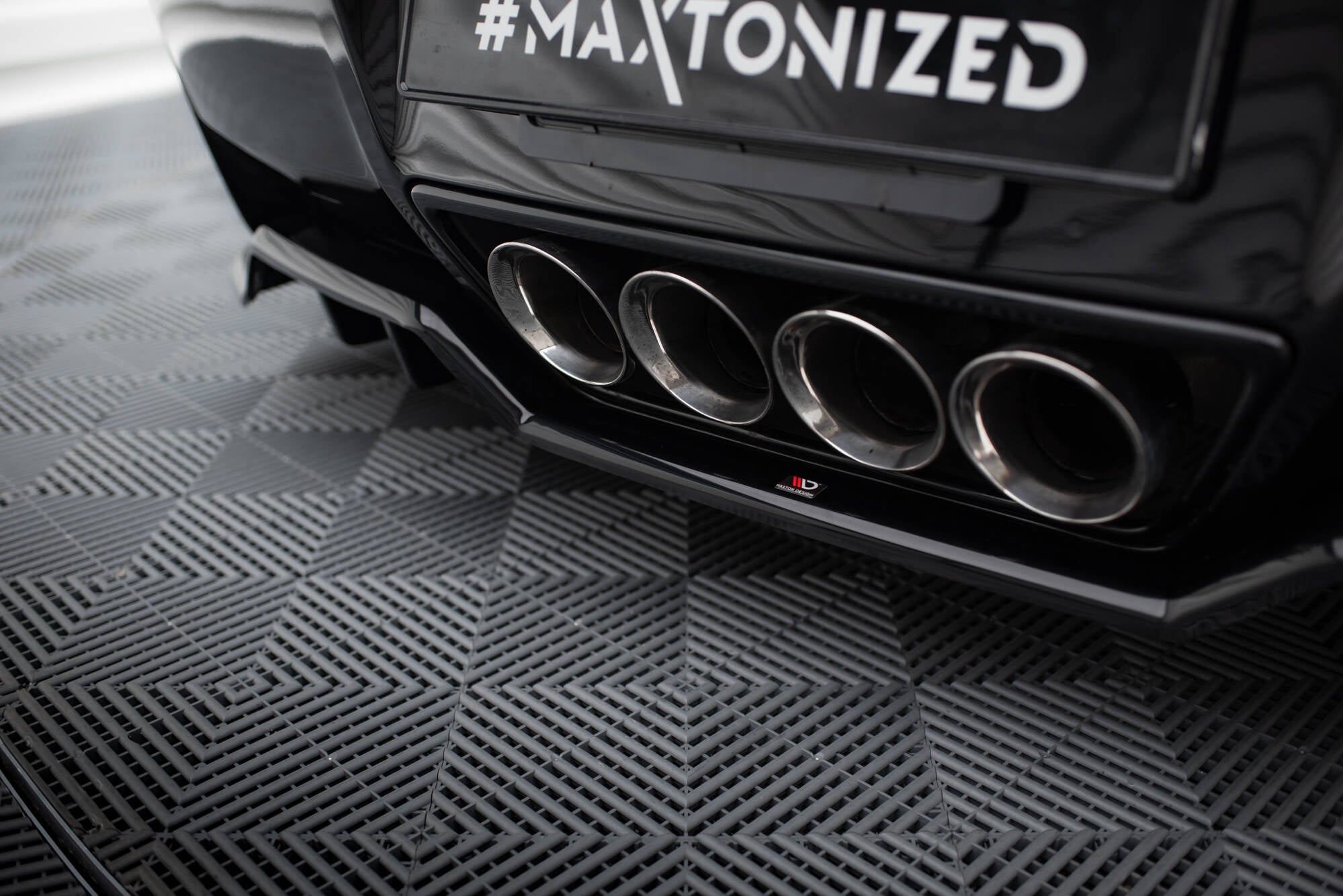 Maxton Design Mittlerer Diffusor Heck Ansatz DTM Look passend für Chevrolet Corvette C7 schwarz Hochglanz