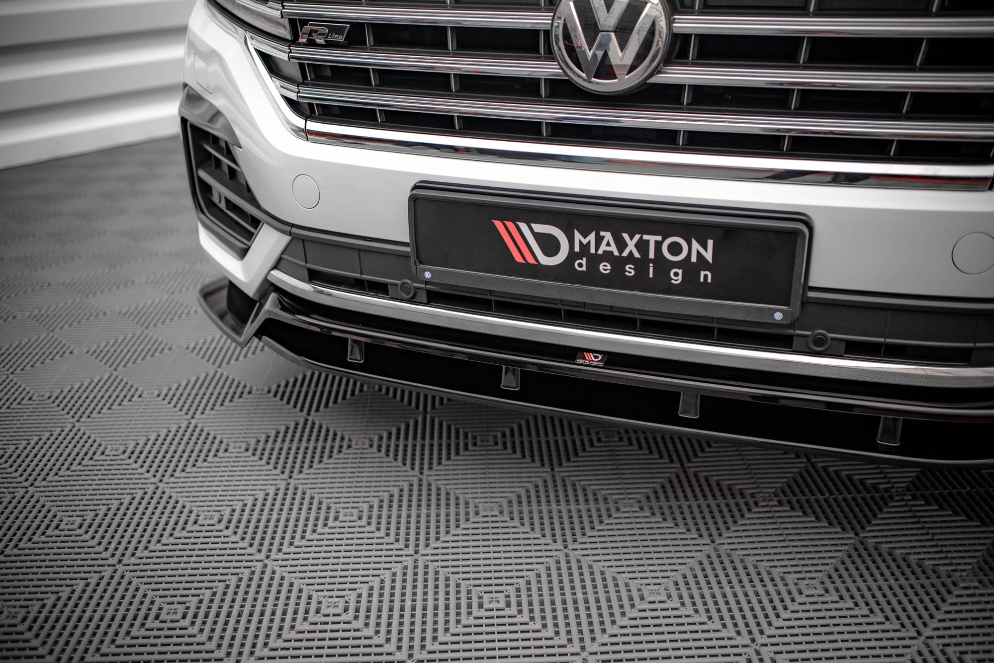 Maxton Design Street+ Spoilerlippe Front Ansatz passend für VW Touareg R-Line Mk3 schwarz Hochglanz
