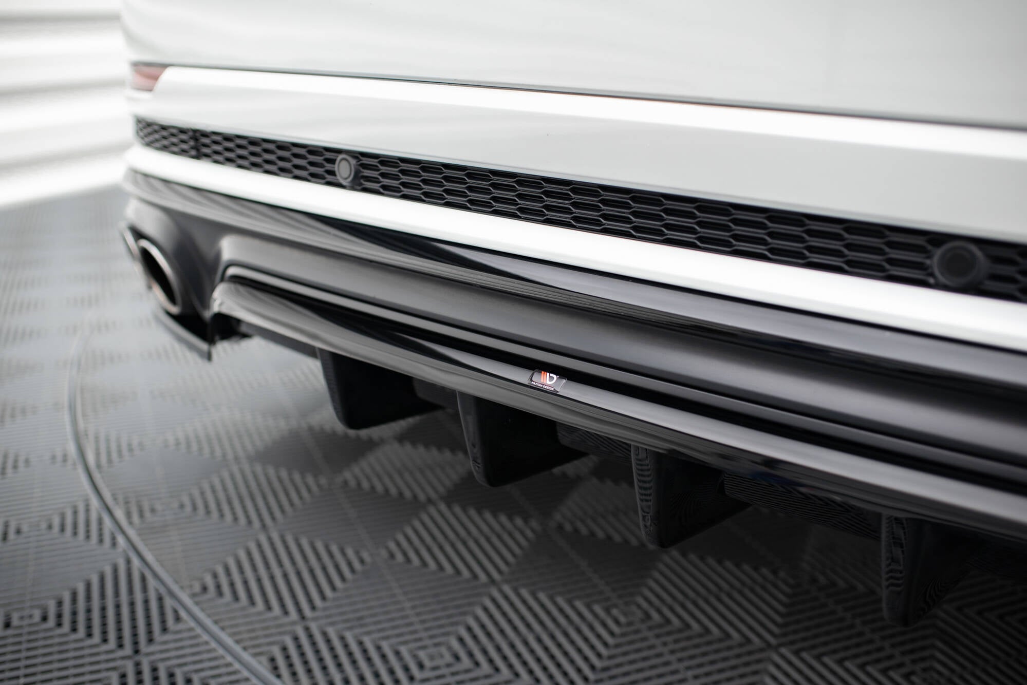 Maxton Design Street+ Mittlerer Diffusor RACE passend für Audi SQ8 Mk1 schwarz Hochglanz