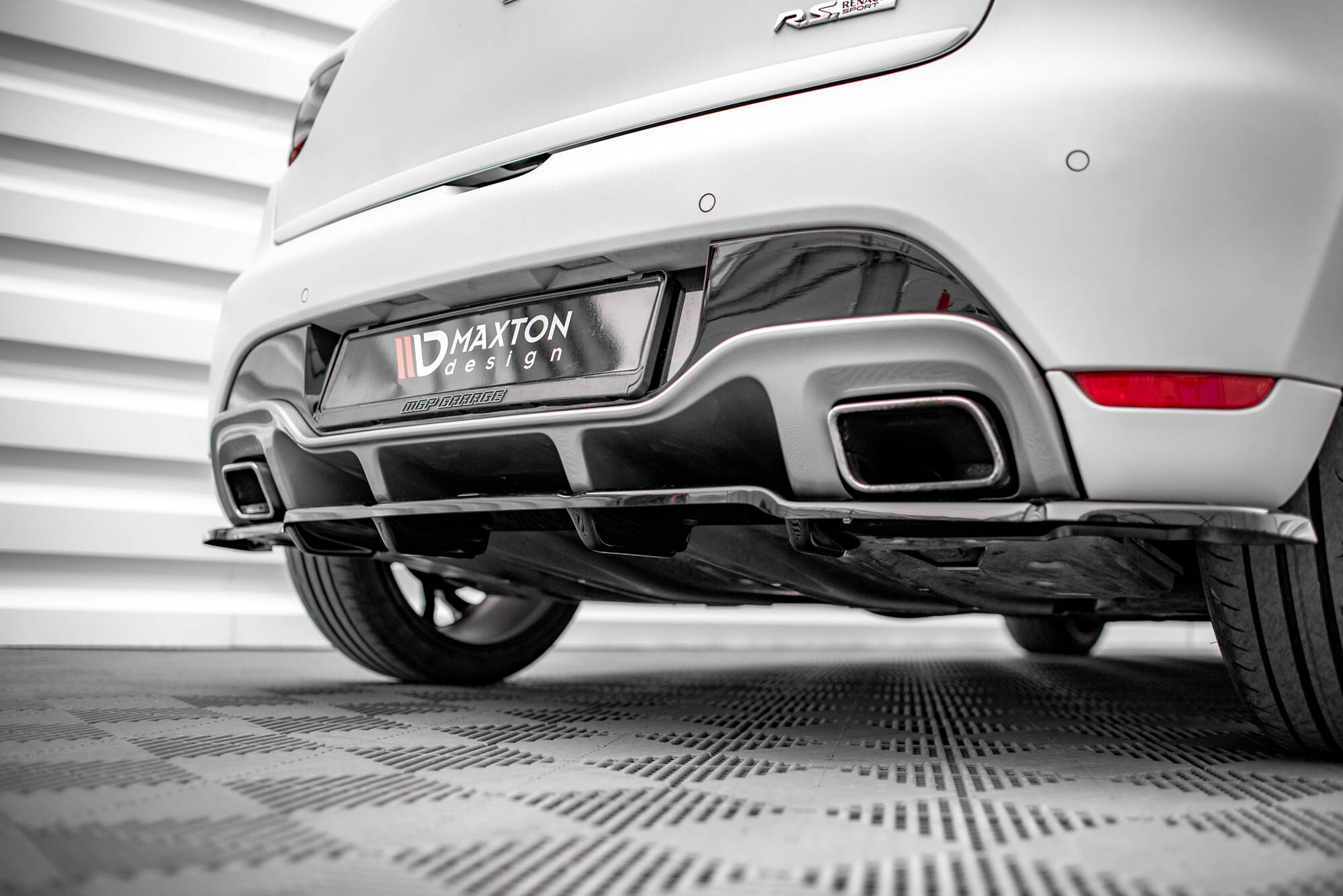 Maxton Design Street+ Mittlerer Diffusor RACE passend für Renault Clio RS Mk4 schwarz Hochglanz