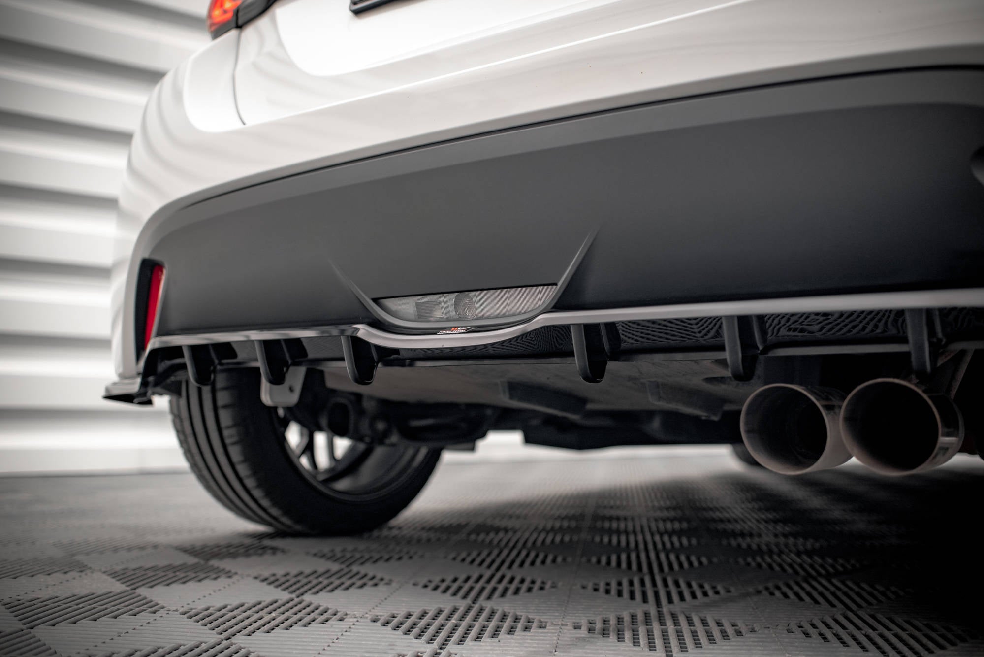 Maxton Design Street+ Mittlerer Diffusor RACE V.2 passend für Toyota Yaris Mk4 schwarz Hochglanz