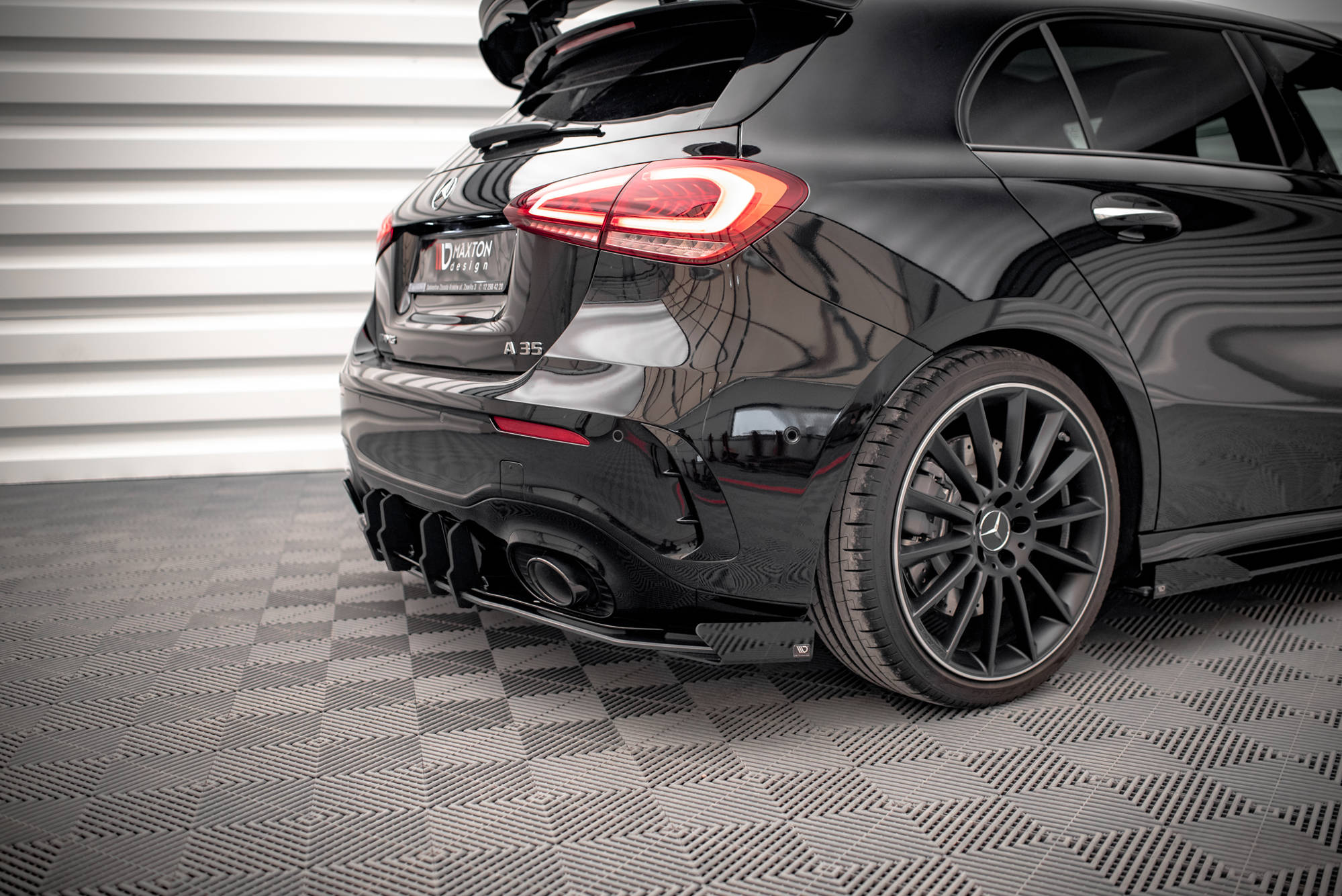 Maxton Design Robuste Racing Diffusor Heck Ansatz + Flaps passend für Mercedes A35 AMG Hatchback Aero Pack W177 schwarz Hochglanz