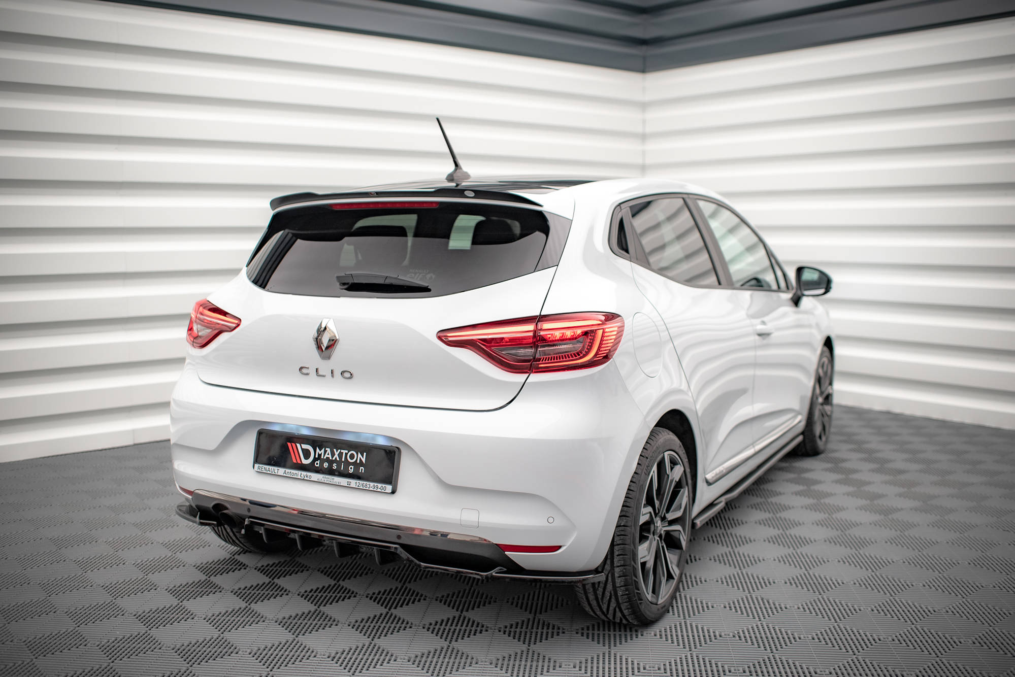 Maxton Design Street+ Mittlerer Diffusor RACE passend für Renault Clio Mk5 schwarz Hochglanz