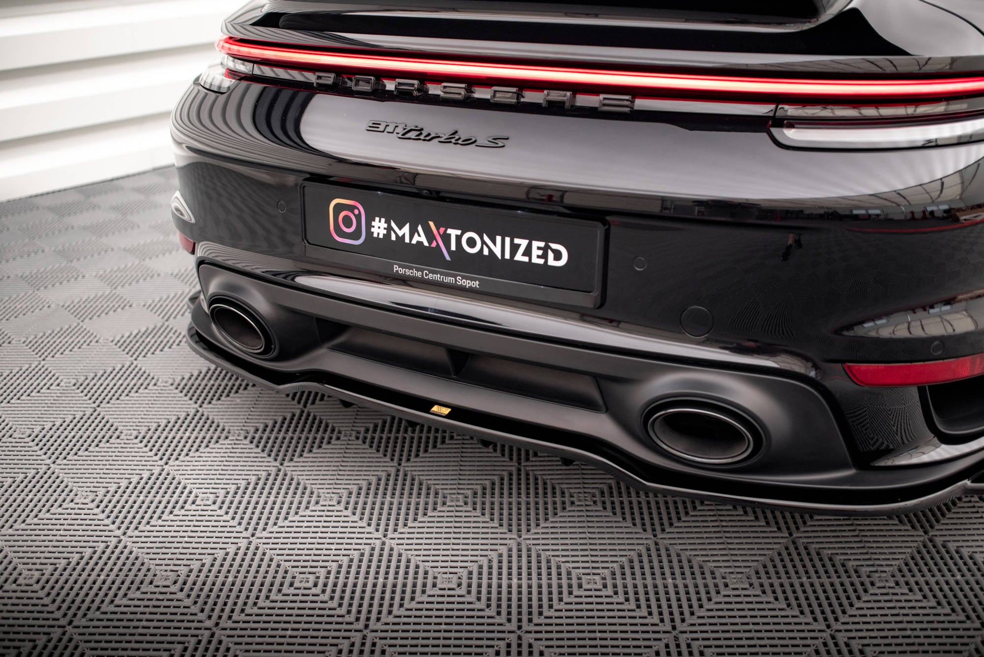 Maxton Design Street+ Mittlerer Diffusor RACE passend für Porsche 911 Turbo S 992 schwarz Hochglanz