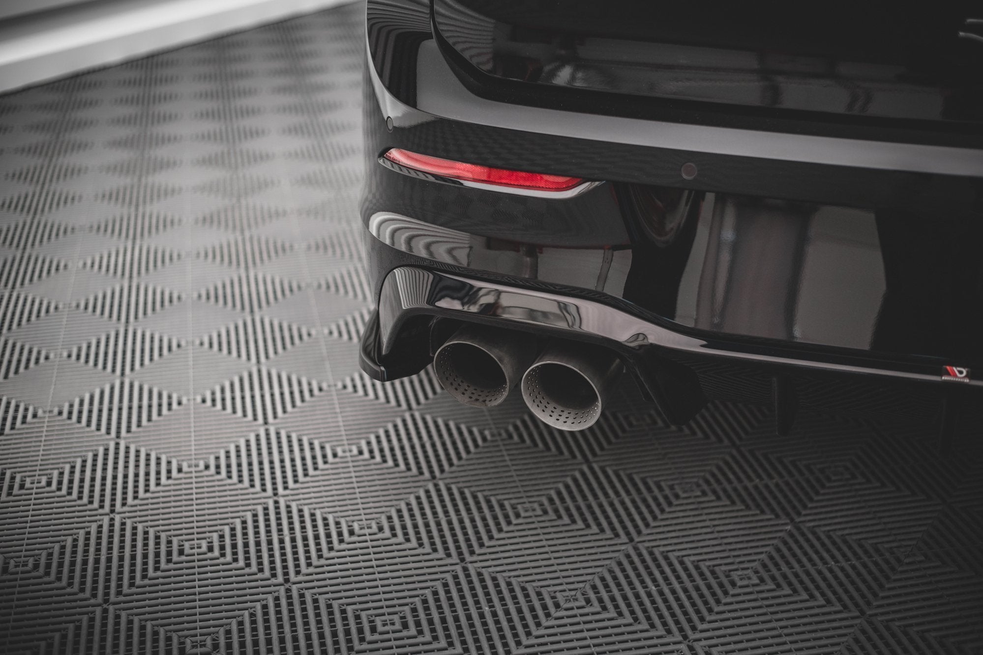 Maxton Design Heck Ansatz Flaps Diffusor V.3 passend für VW Golf R Hatchback Mk8 Facelift schwarz Hochglanz