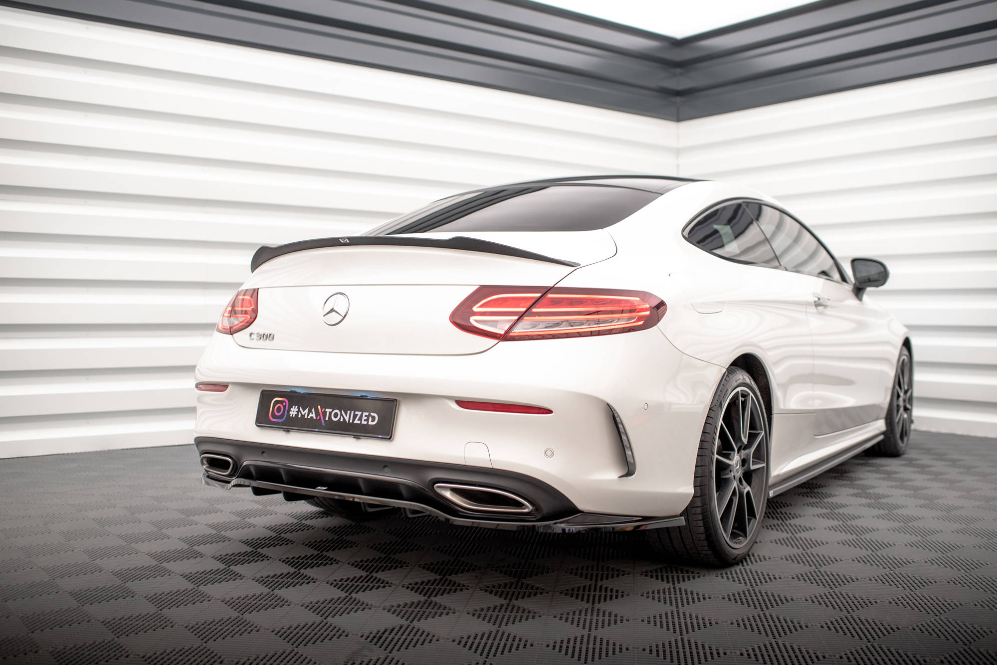 Maxton Design Street+ Mittlerer Diffusor RACE passend für Mercedes-Benz C Coupe AMG-Line C205 Facelift schwarz Hochglanz