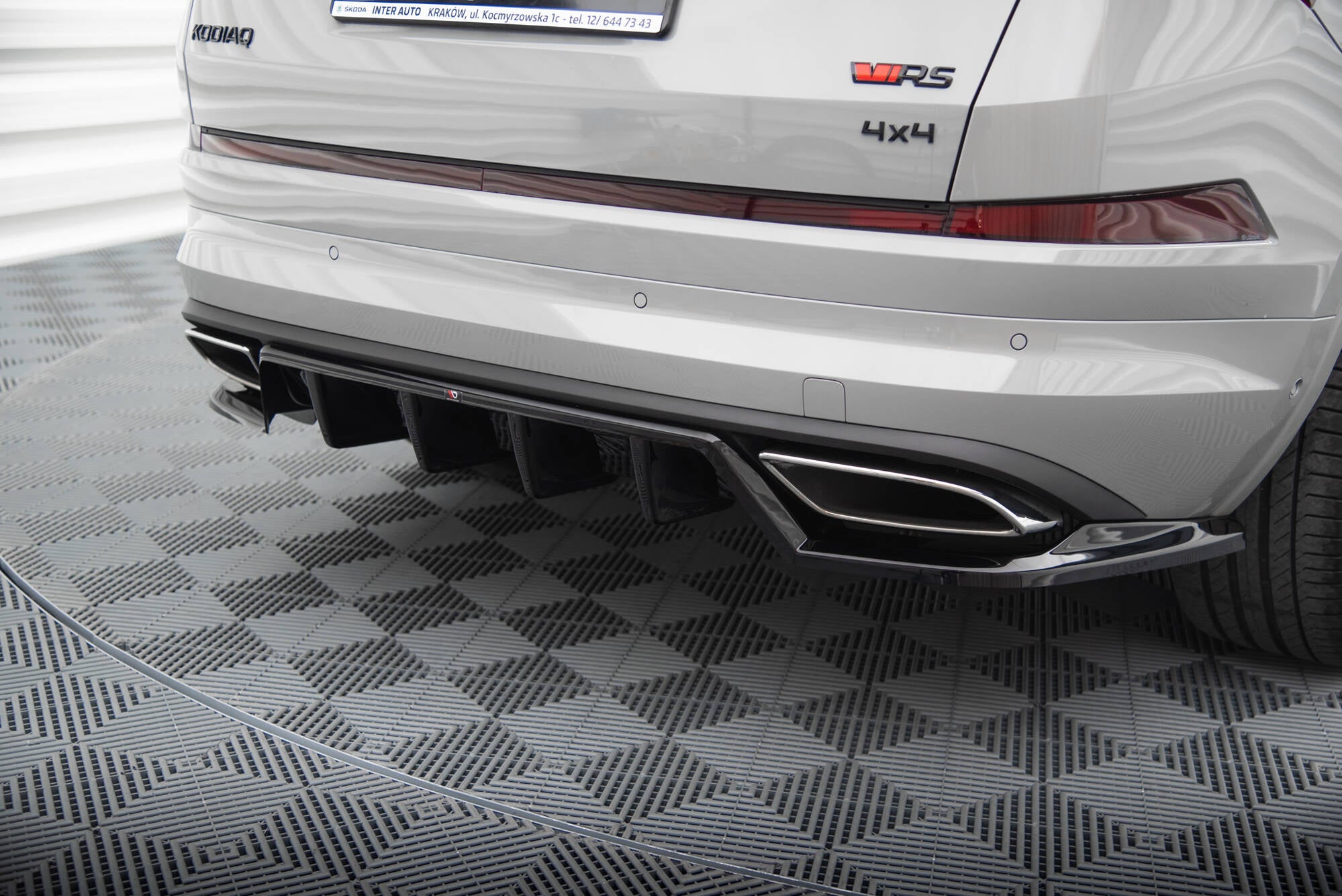 Maxton Design Street+ Mittlerer Diffusor RACE passend für Skoda Kodiaq RS Mk1 / Mk1 Facelift schwarz Hochglanz