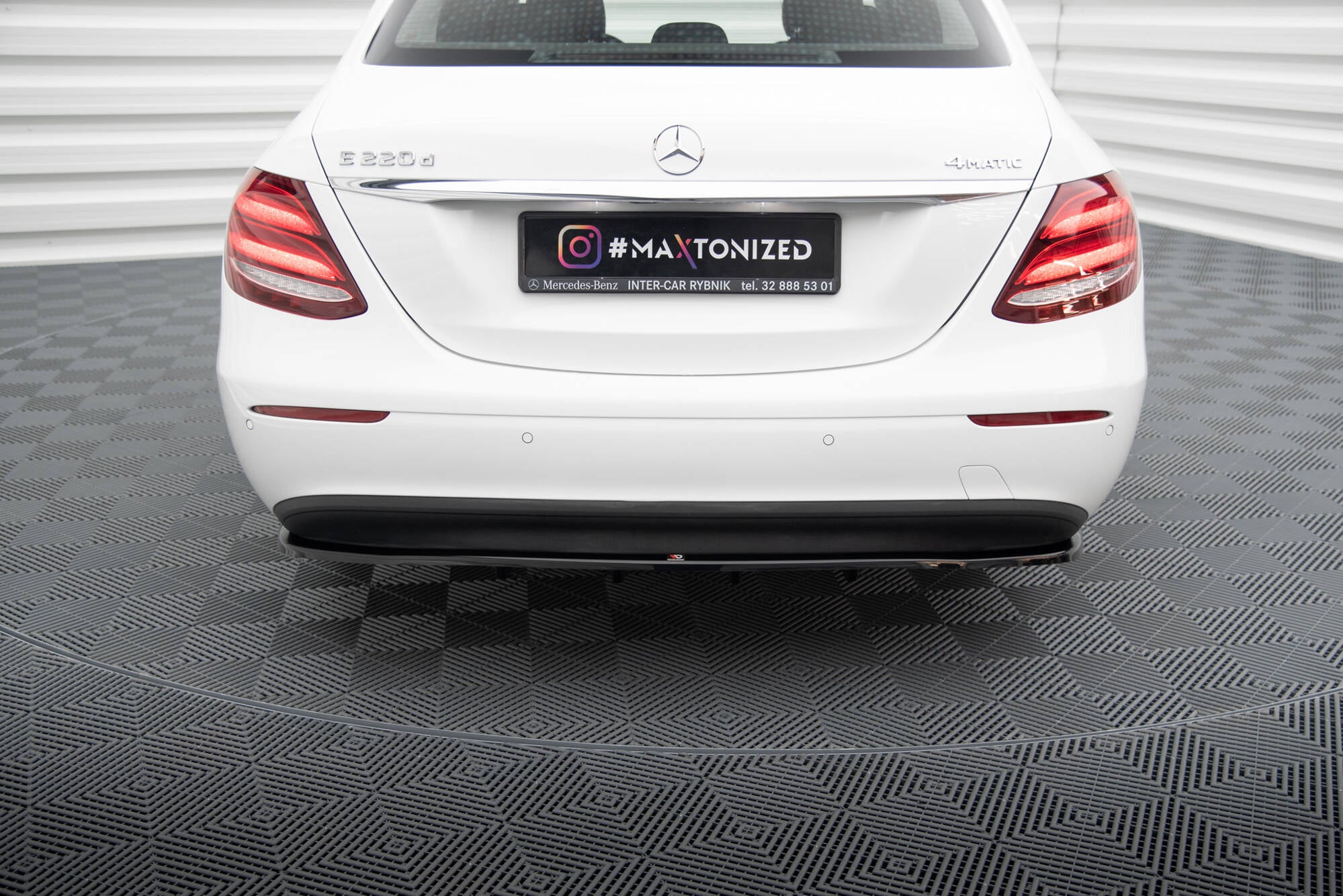 Maxton Design Street+ Mittlerer Diffusor RACE passend für Mercedes-Benz E W213 schwarz Hochglanz