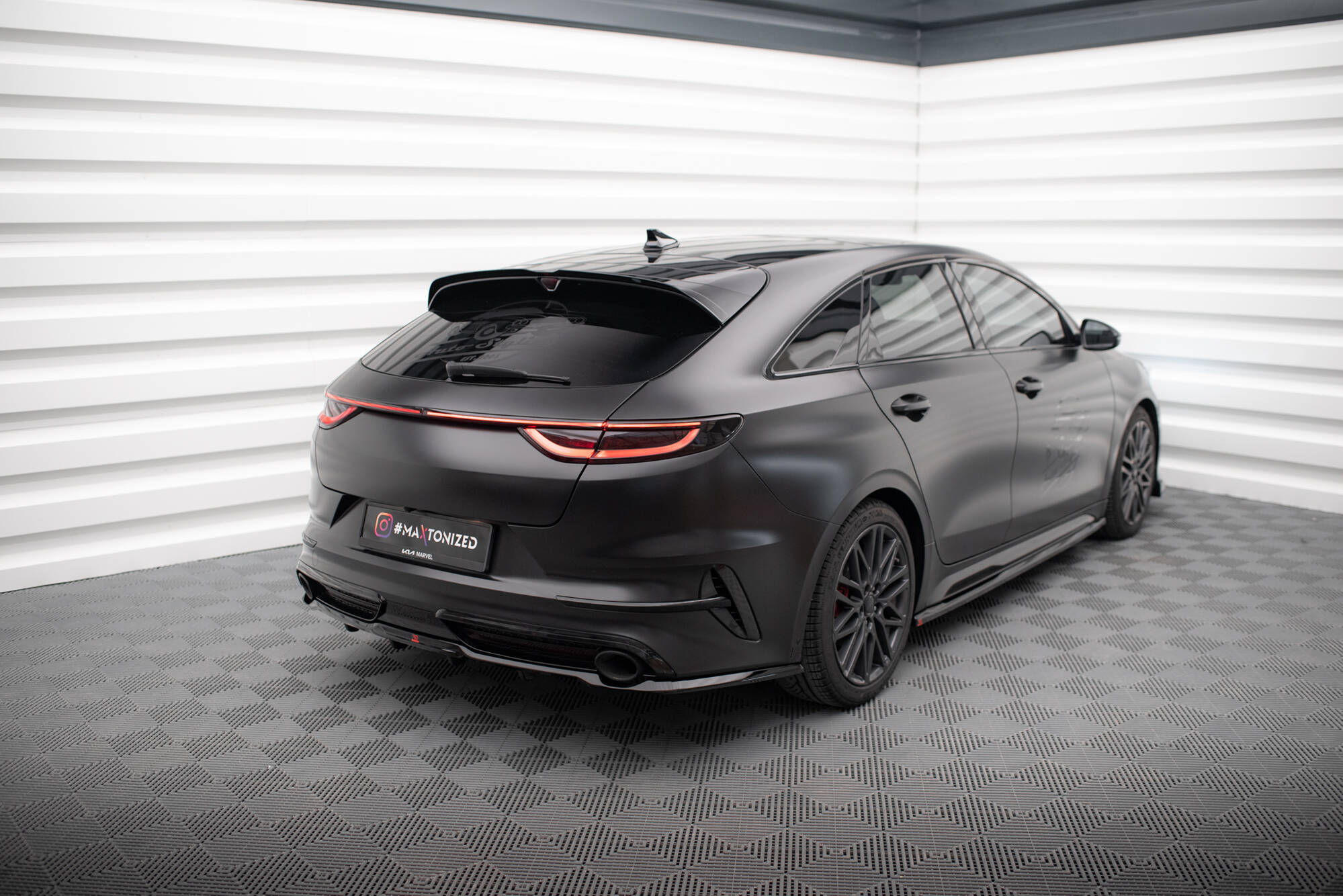Maxton Design Street+ Mittlerer Diffusor RACE passend für Kia Proceed GT Mk1 Facelift schwarz Hochglanz