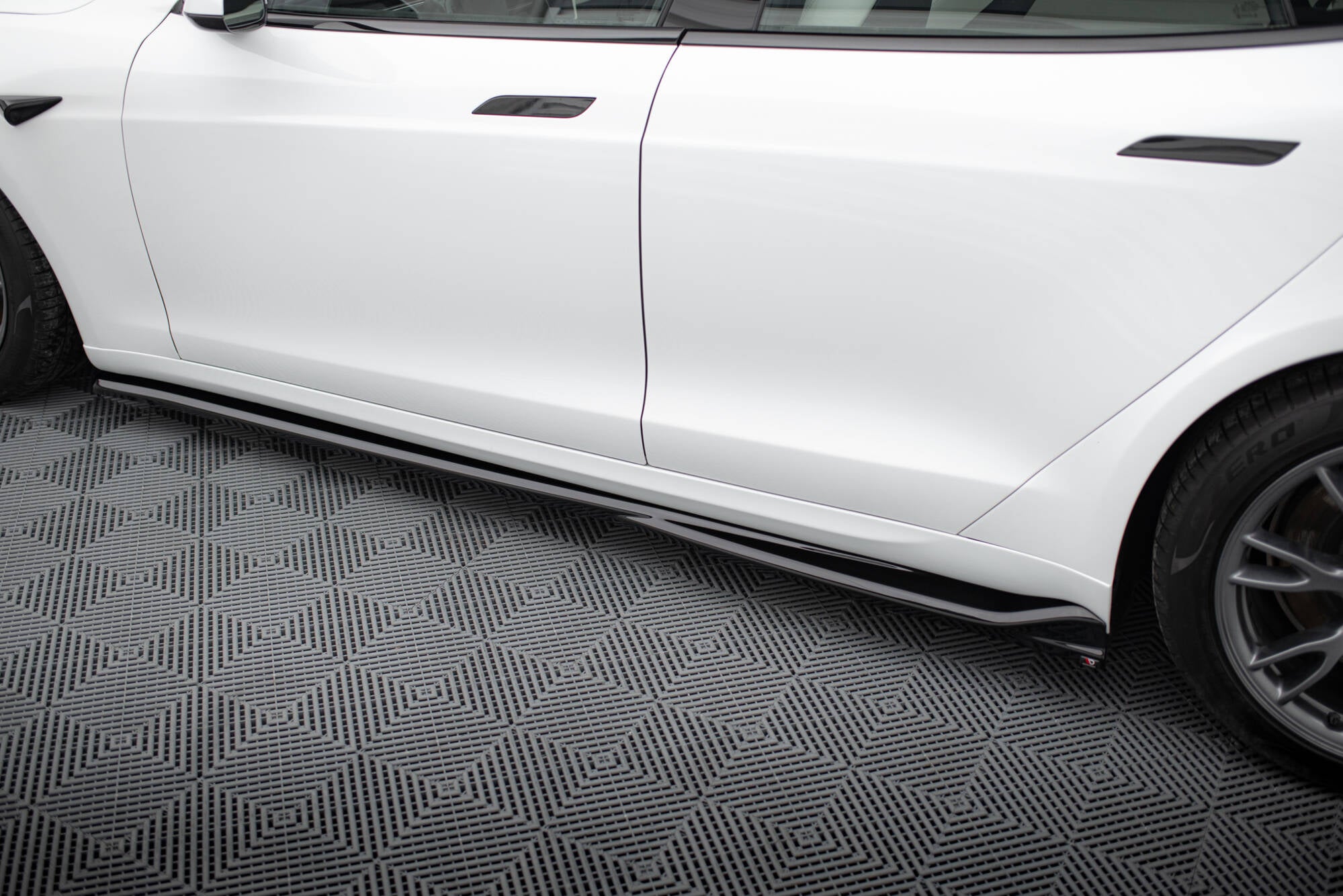 Maxton Design Street+ Seitenschweller Leisten passend für V.1 passend für Tesla Model S Plaid Mk1 Facelift schwarz Hochglanz