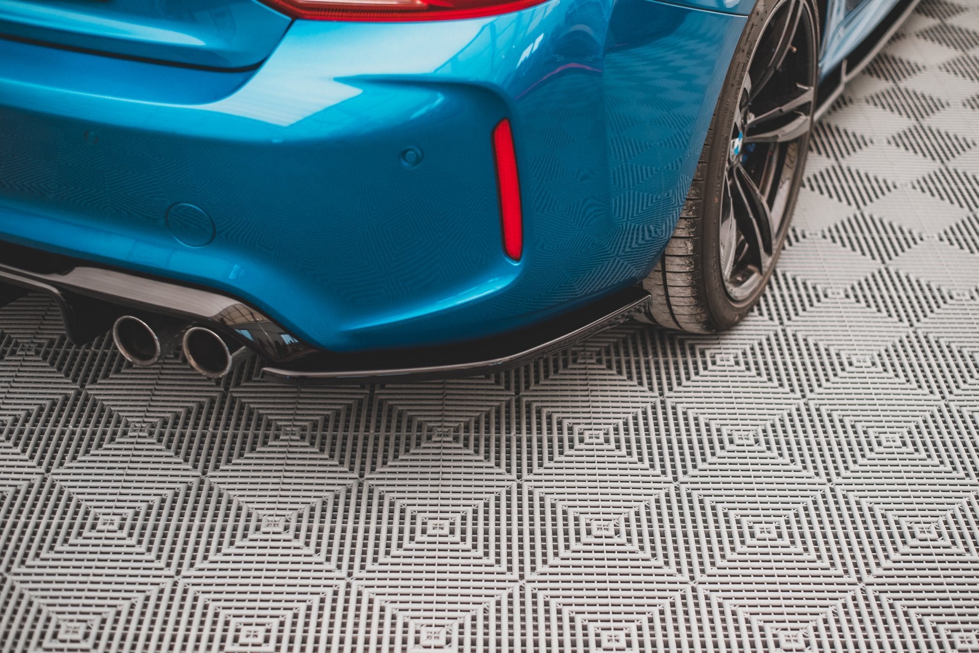 Maxton Design Heck Ansatz Flaps Diffusor V.3 passend für BMW M2 F87 schwarz Hochglanz