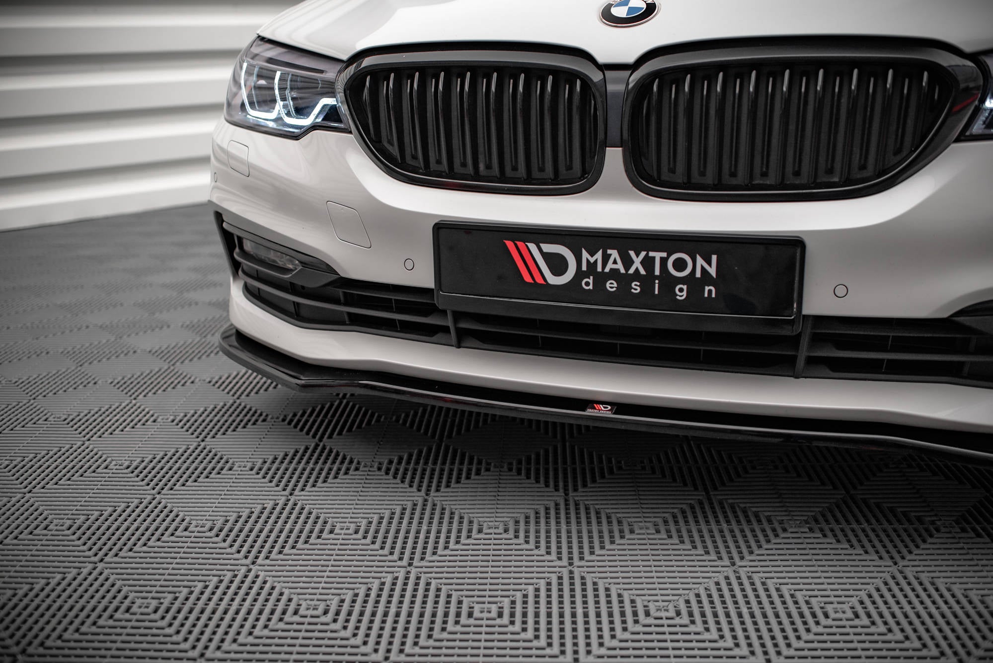 Maxton Design Street+ Spoilerlippe Front Ansatz V.1 passend für BMW 5er G30 / G31 schwarz Hochglanz