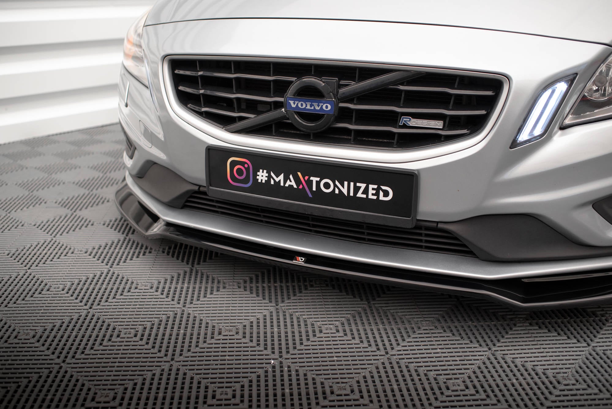 Maxton Design Street+ Spoilerlippe Front Ansatz V.2 passend für Volvo S60 R-Design Mk2 schwarz Hochglanz
