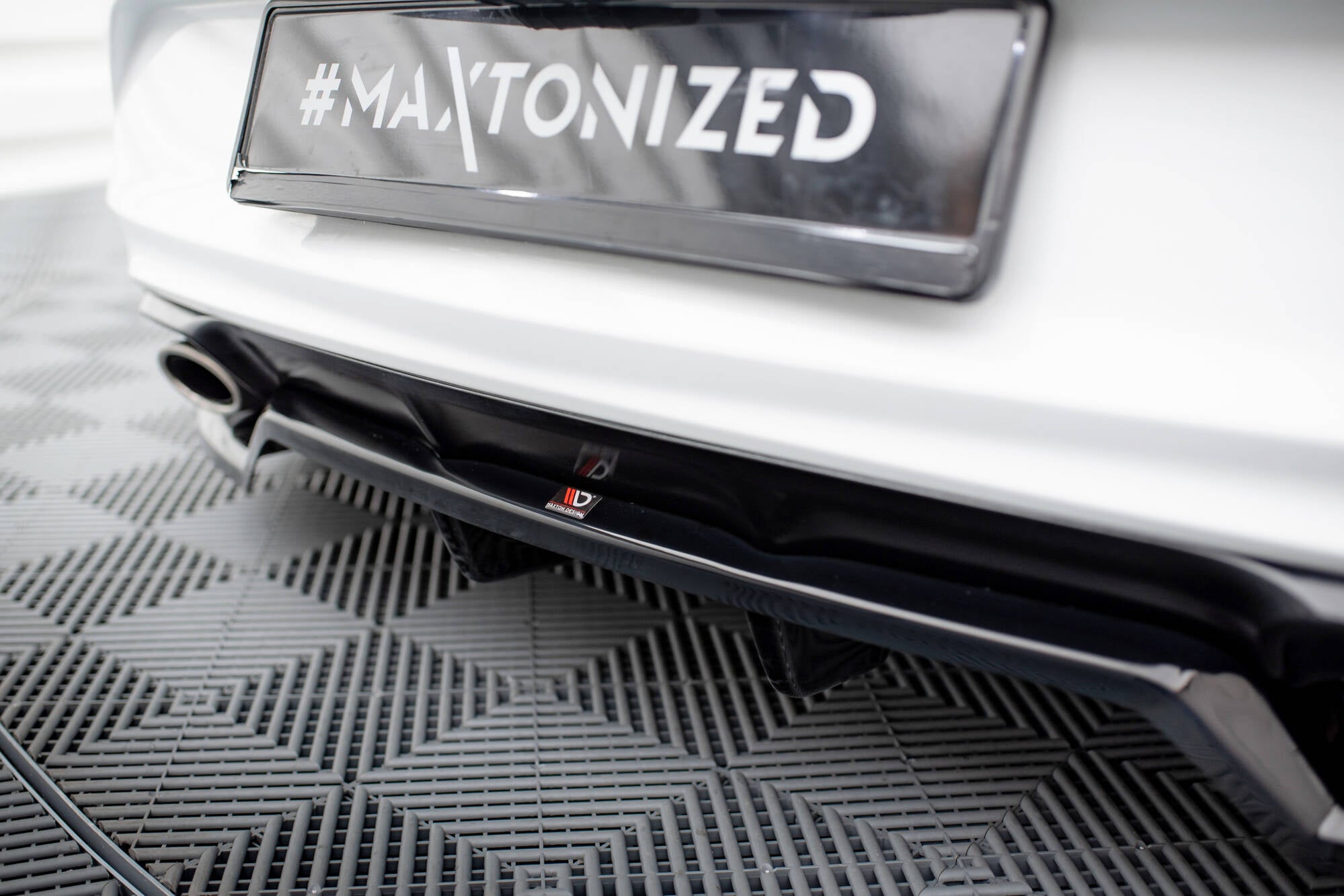 Maxton Design Street+ Mittlerer Diffusor RACE passend für Opel Cascada schwarz Hochglanz